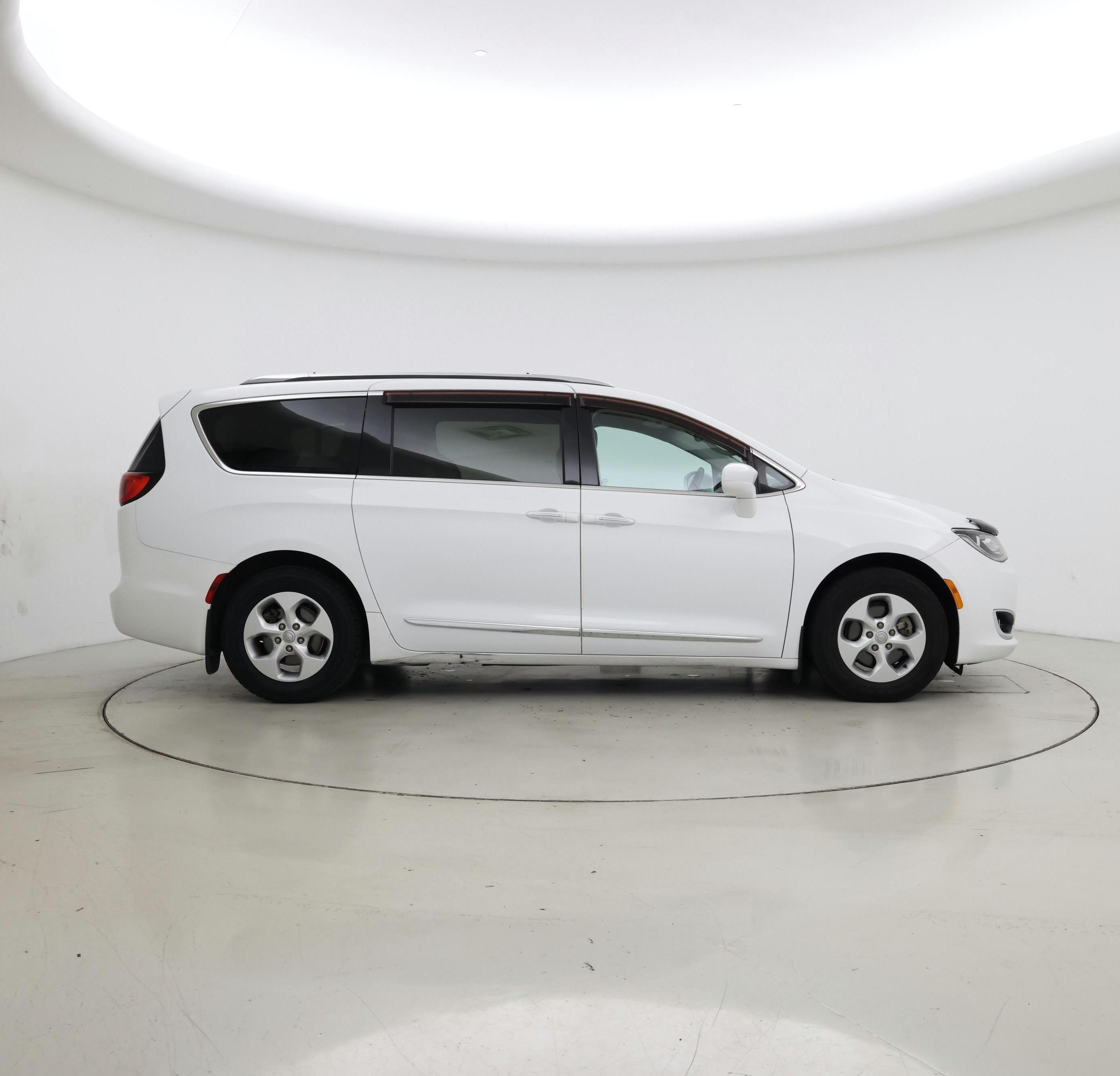 Thumbnail: 2017 Chrysler Pacifica - 7