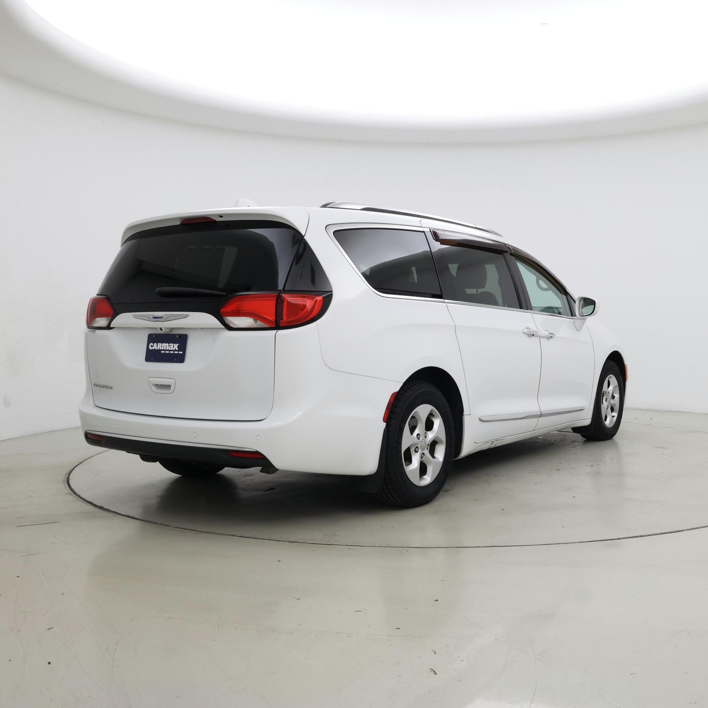 Thumbnail: 2017 Chrysler Pacifica - 8