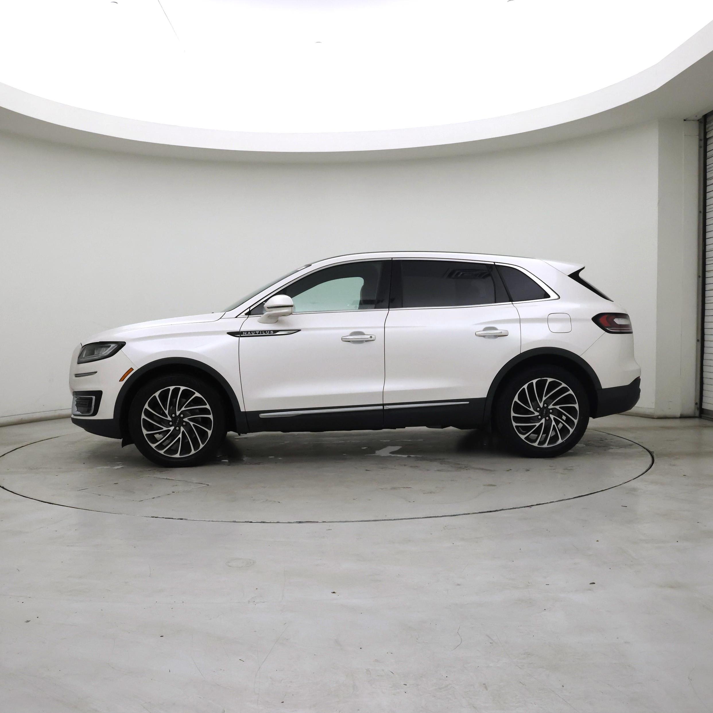 Thumbnail: 2019 Lincoln Nautilus - 3