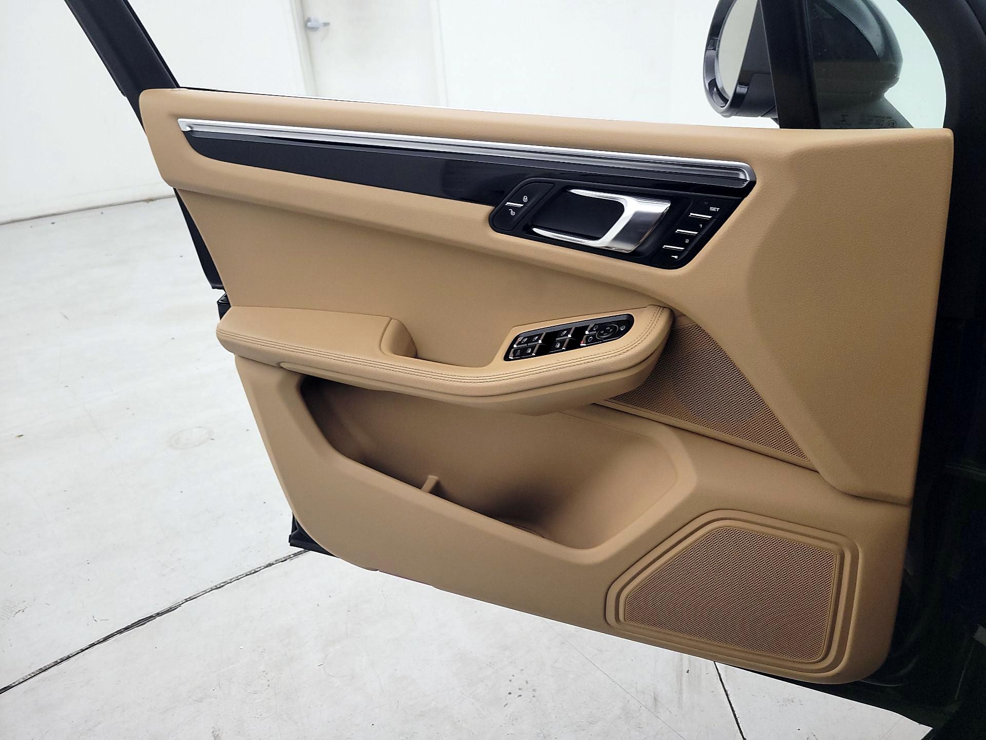 Thumbnail: 2015 Porsche Macan - 12