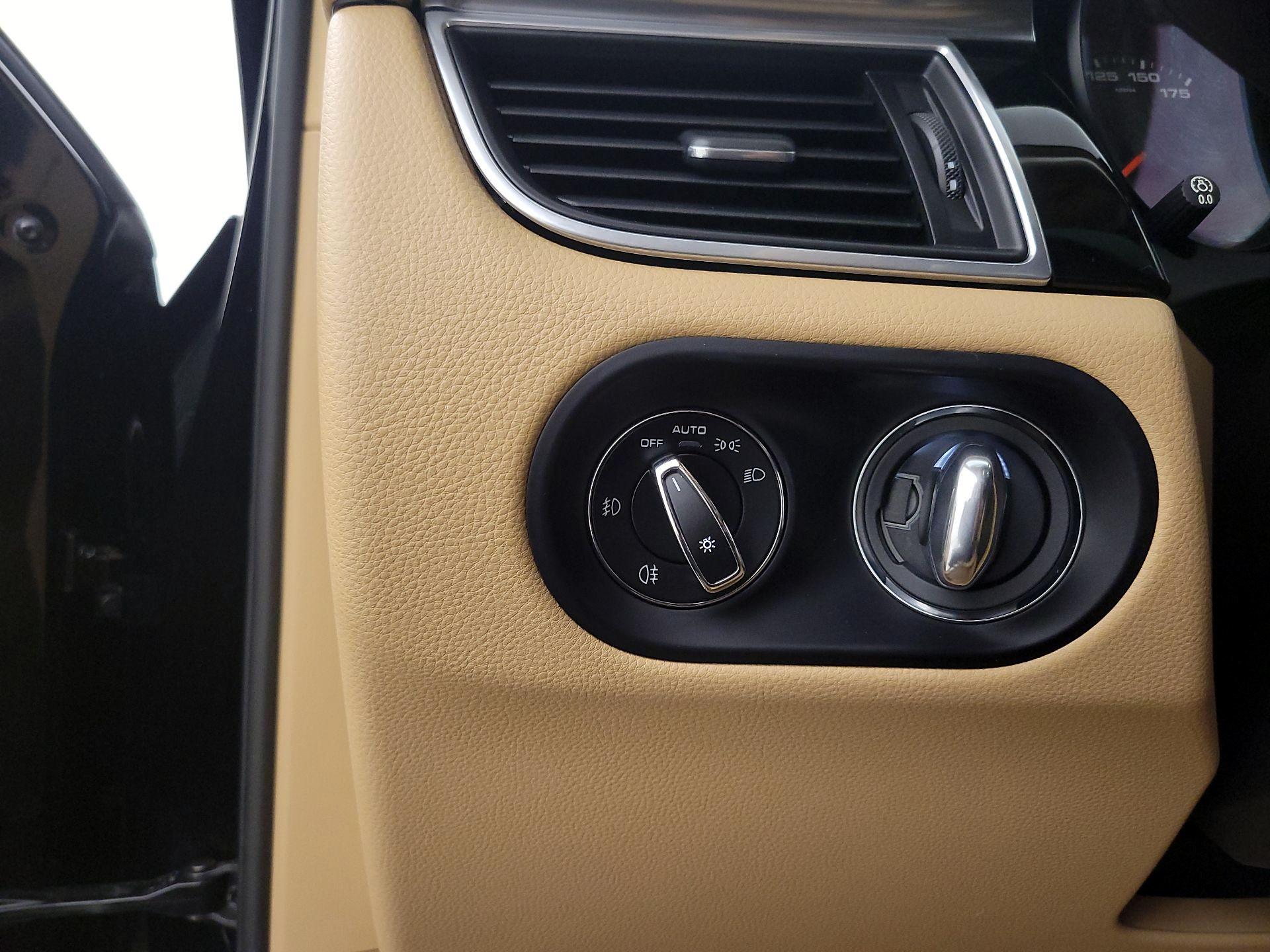 Thumbnail: 2015 Porsche Macan - 13