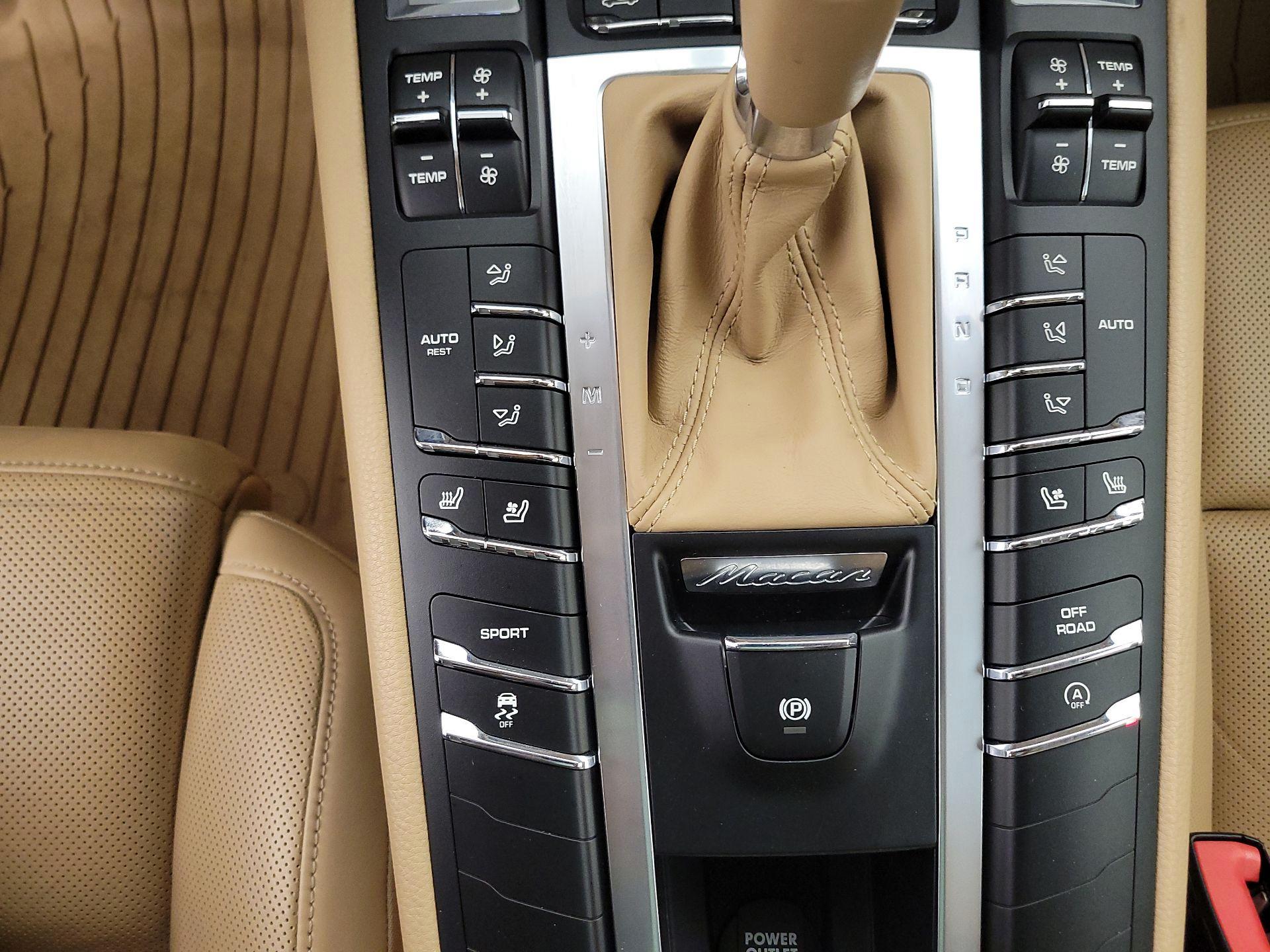 Thumbnail: 2015 Porsche Macan - 16