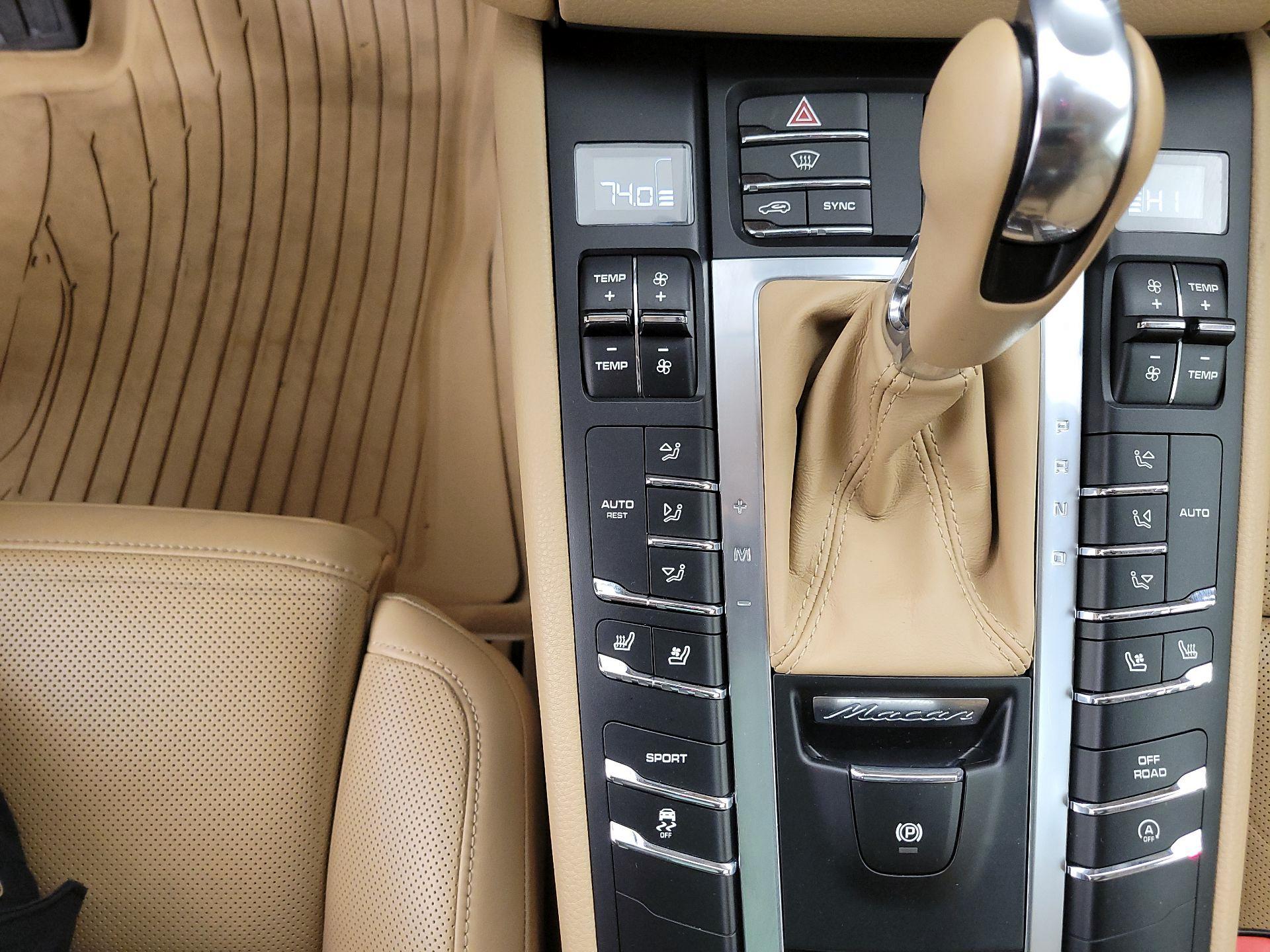 Thumbnail: 2015 Porsche Macan - 17