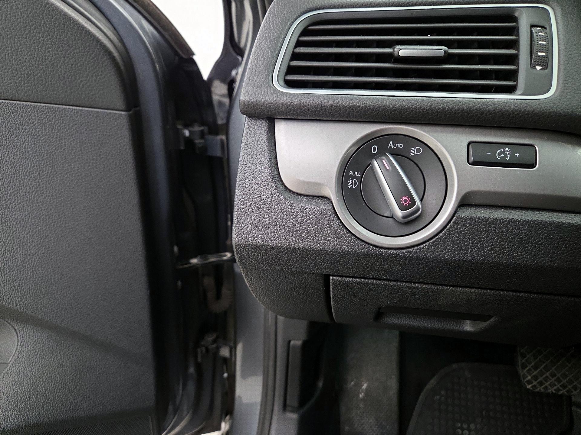 Thumbnail: 2015 Volkswagen Passat - 13