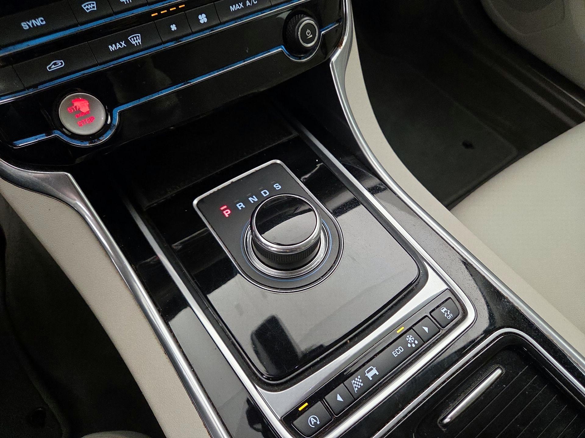 Thumbnail: 2017 Jaguar XF - 17