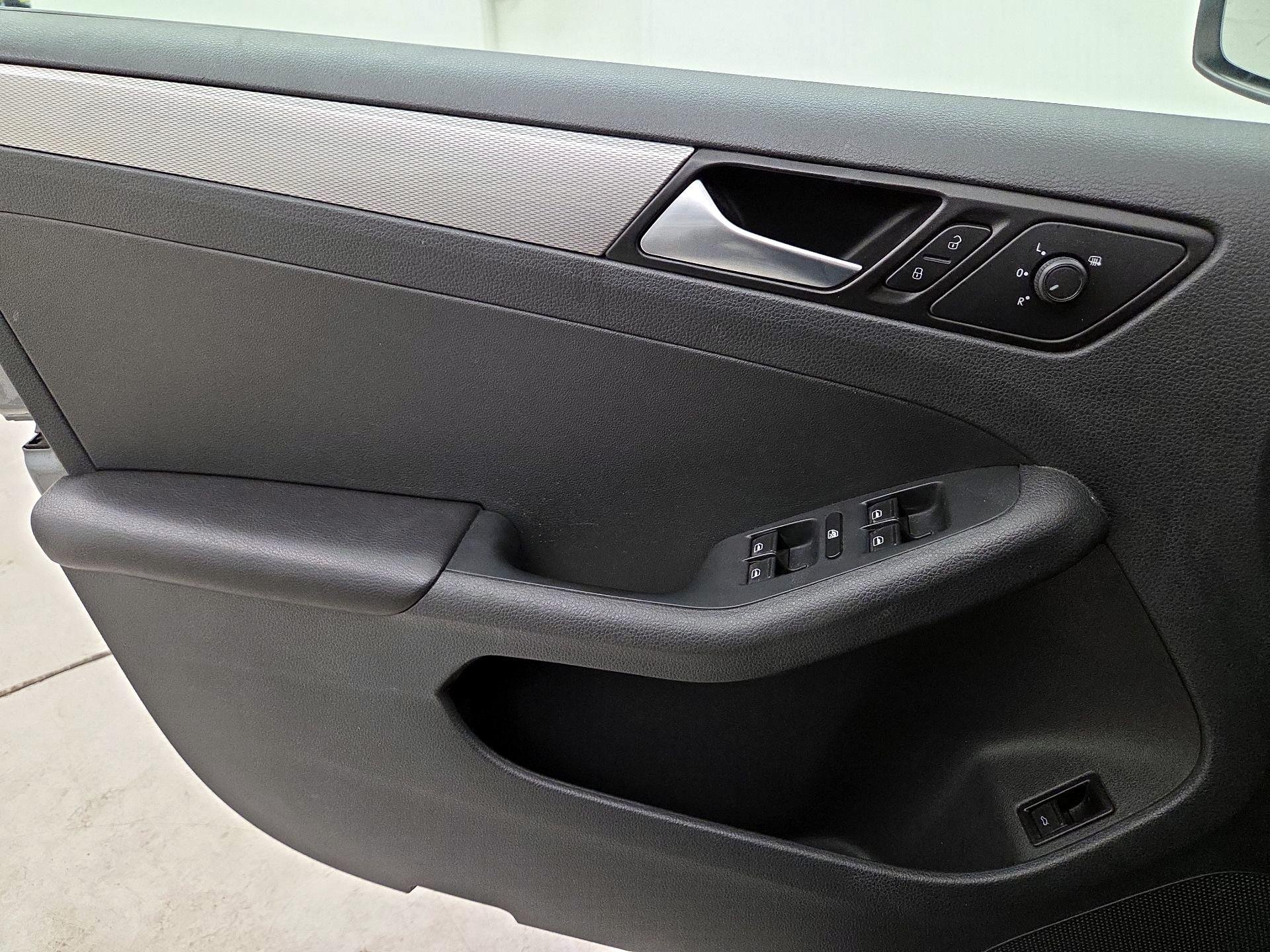 Thumbnail: 2017 Volkswagen Jetta - 12