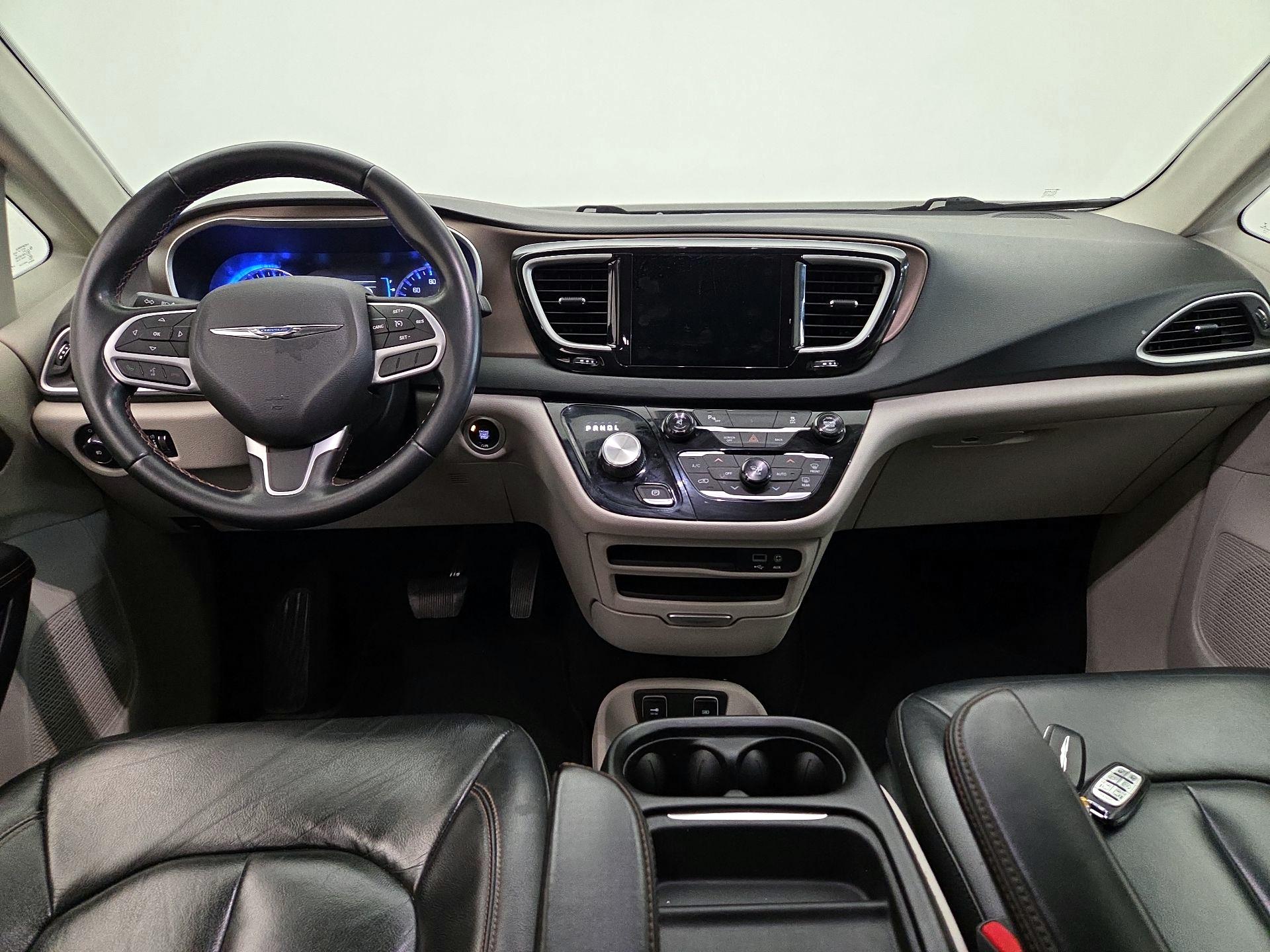 Thumbnail: 2017 Chrysler Pacifica - 9