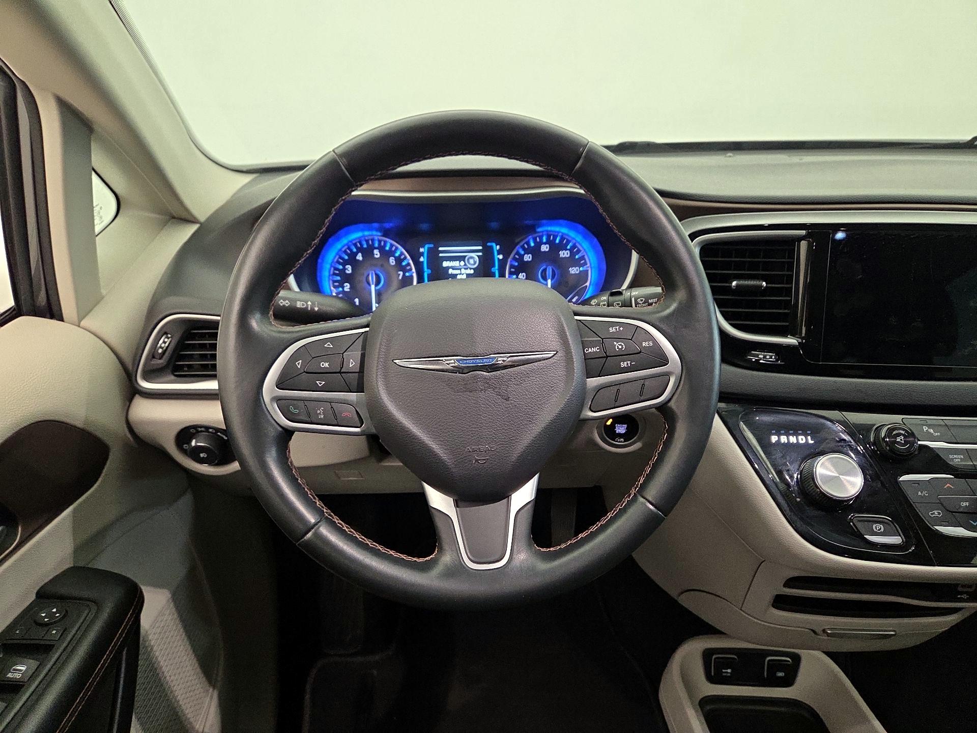 Thumbnail: 2017 Chrysler Pacifica - 10