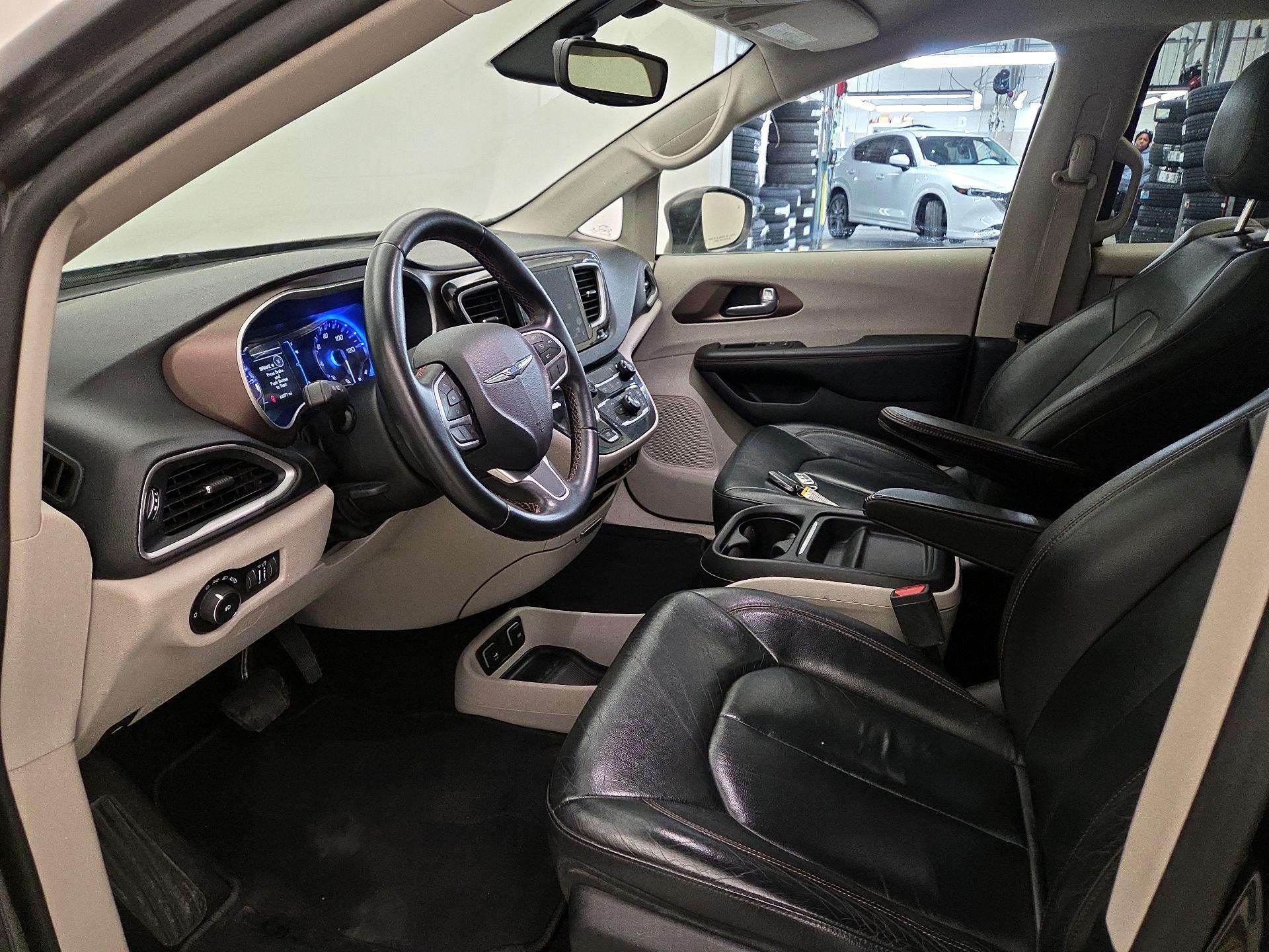 Thumbnail: 2017 Chrysler Pacifica - 11