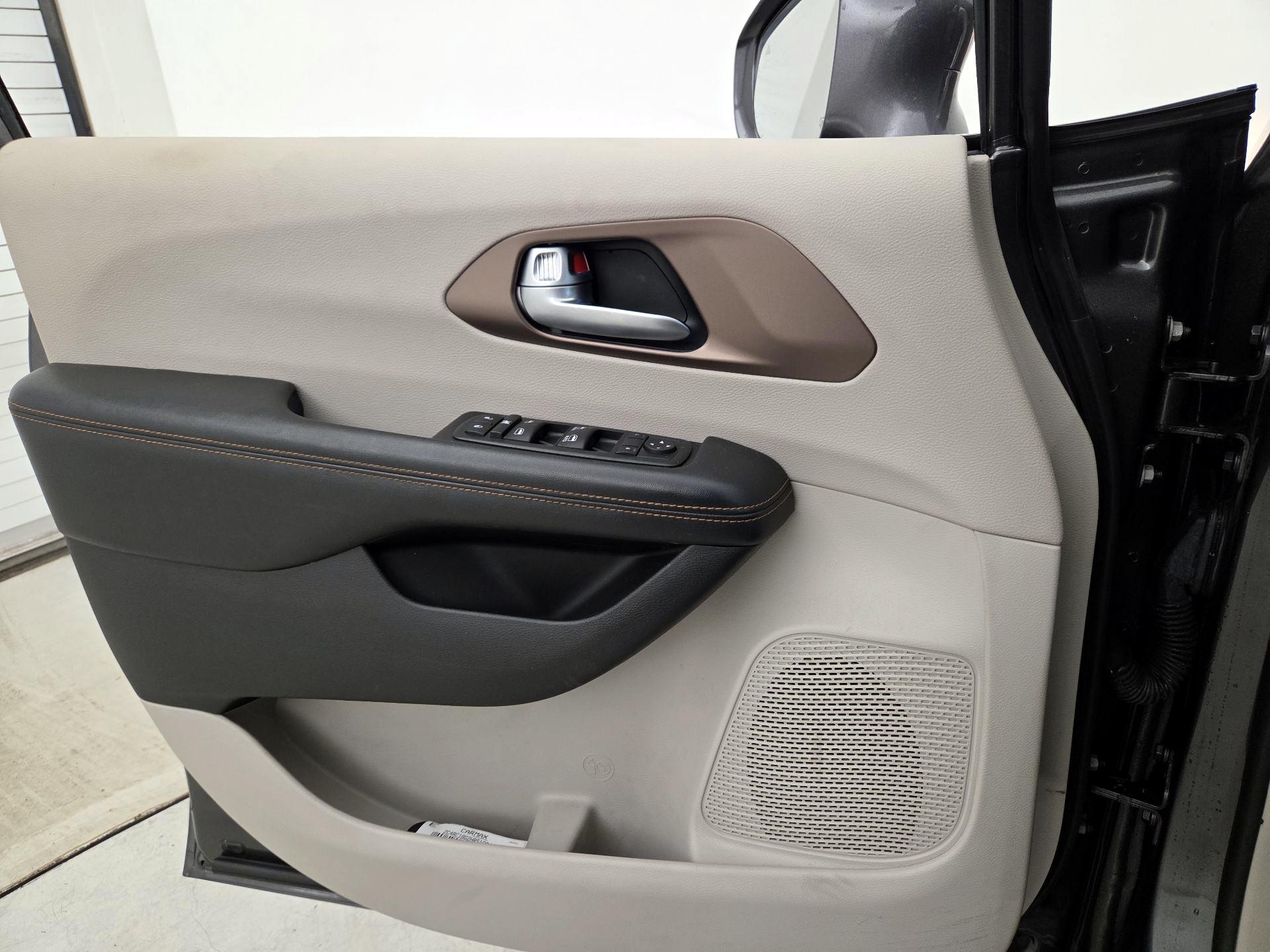 Thumbnail: 2017 Chrysler Pacifica - 12