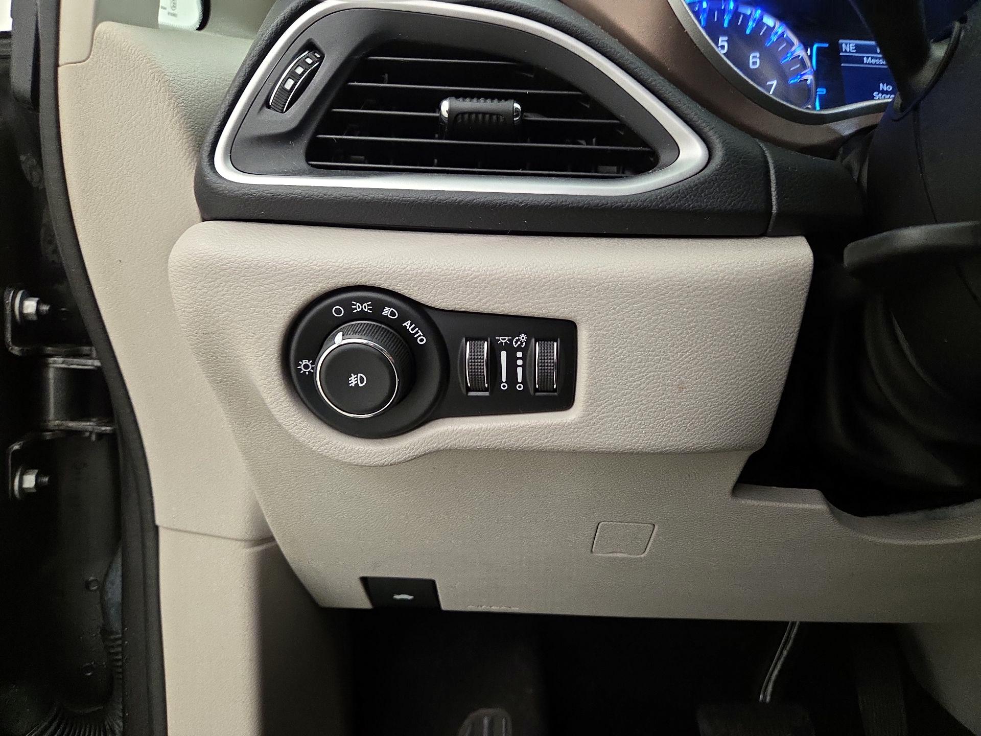 Thumbnail: 2017 Chrysler Pacifica - 13