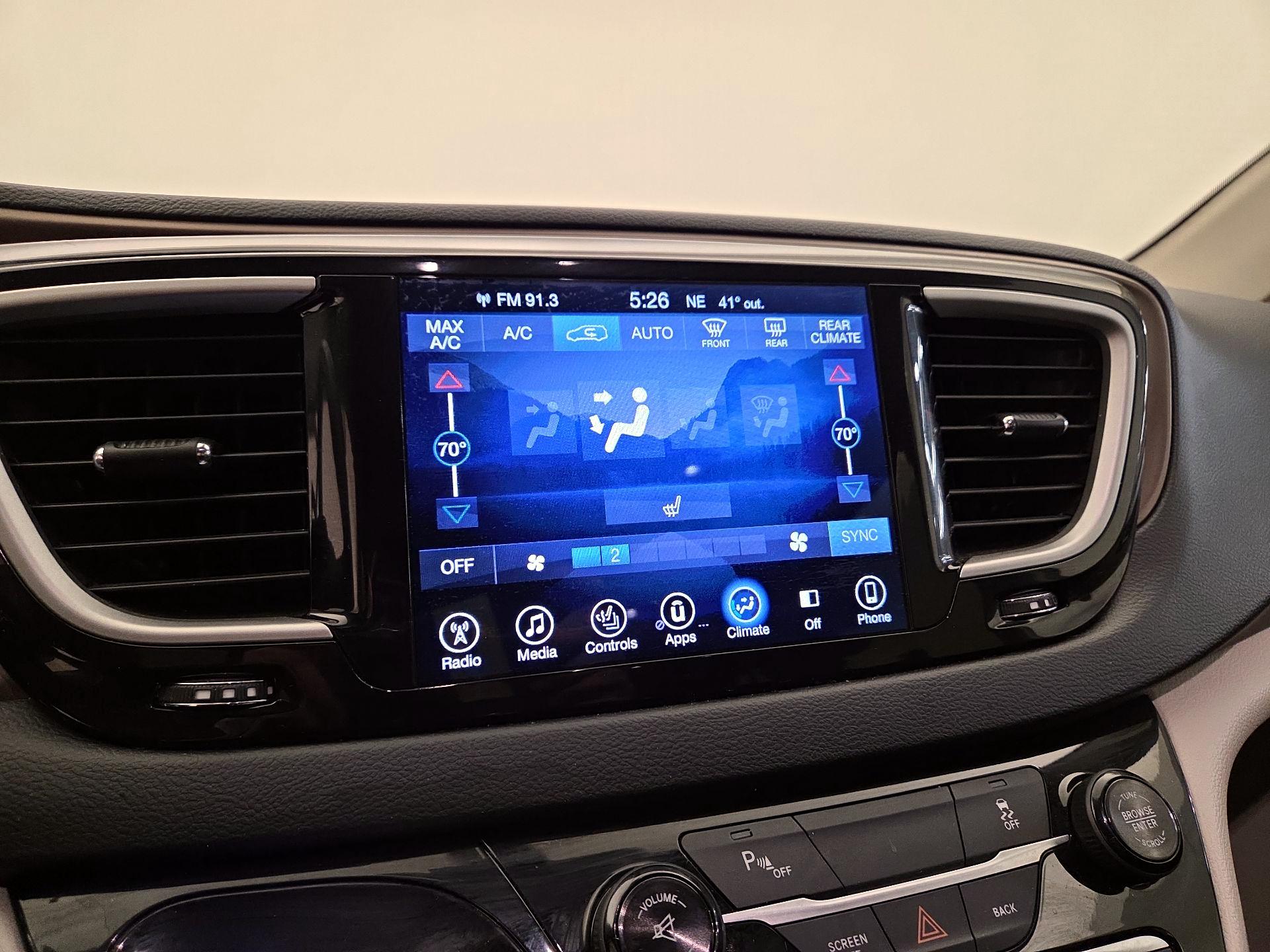 Thumbnail: 2017 Chrysler Pacifica - 15