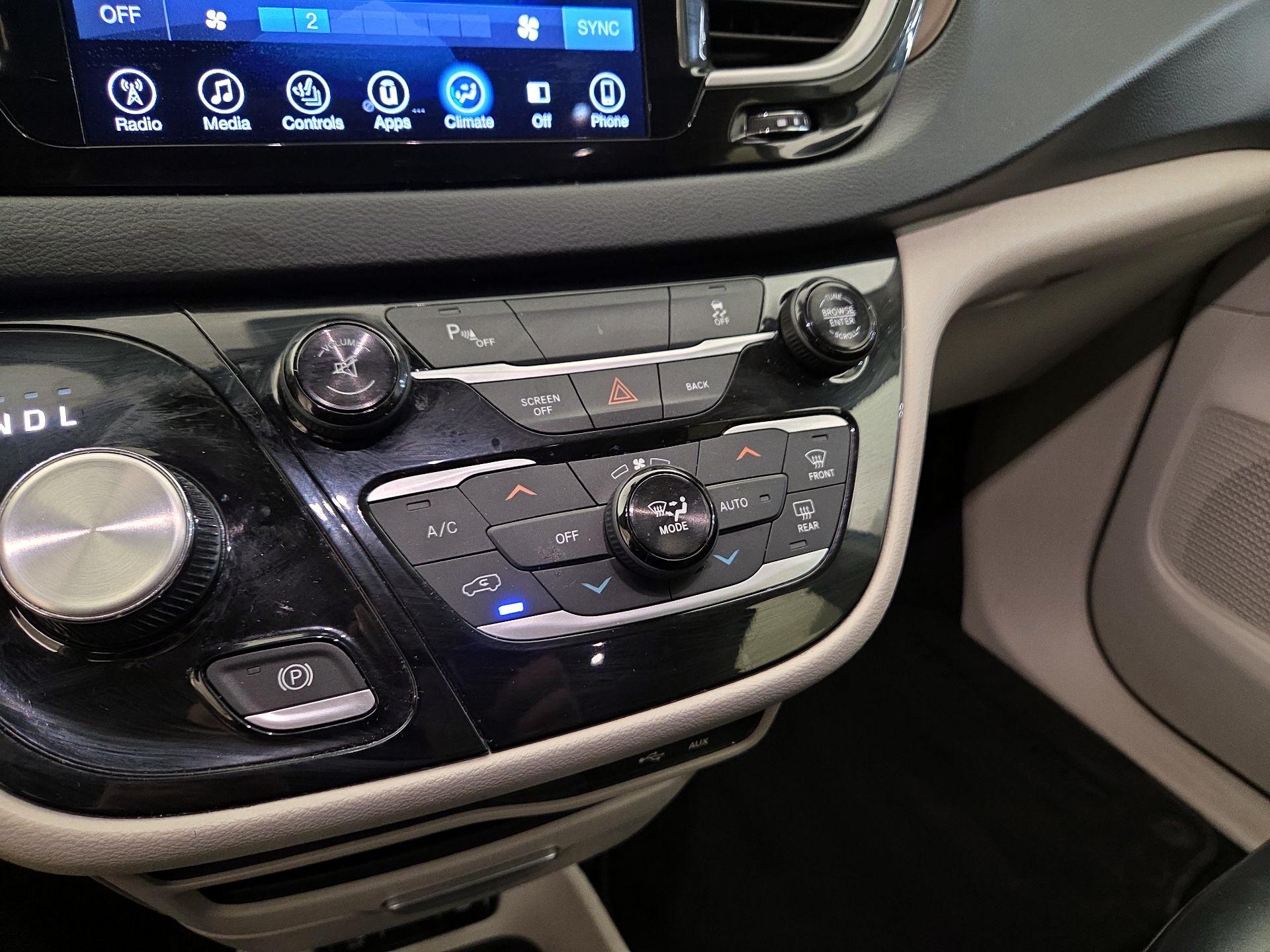 Thumbnail: 2017 Chrysler Pacifica - 16