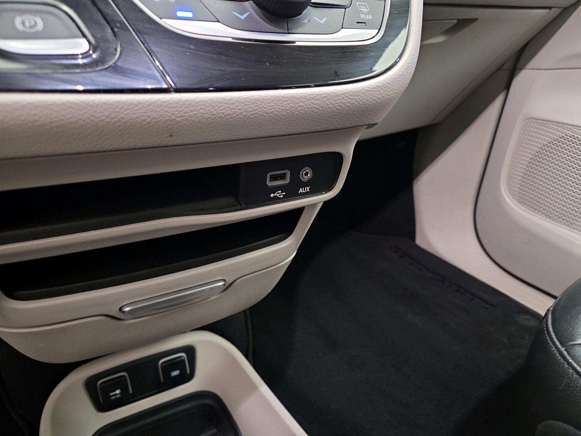 Thumbnail: 2017 Chrysler Pacifica - 18