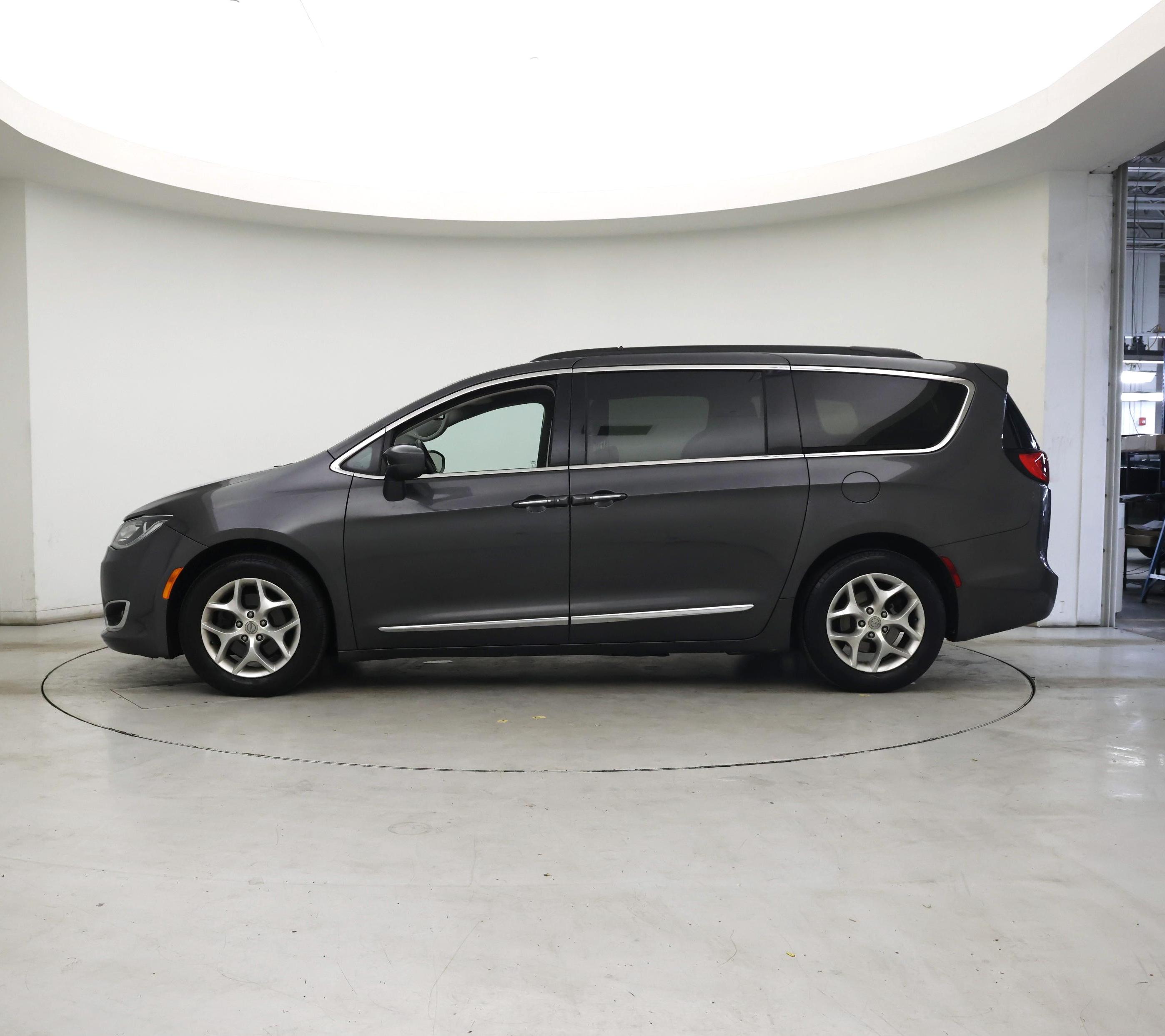 Thumbnail: 2017 Chrysler Pacifica - 3