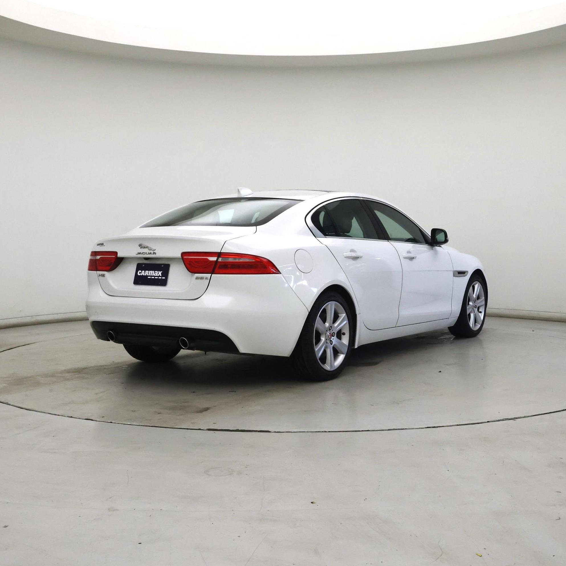 Thumbnail: 2017 Jaguar XE - 8