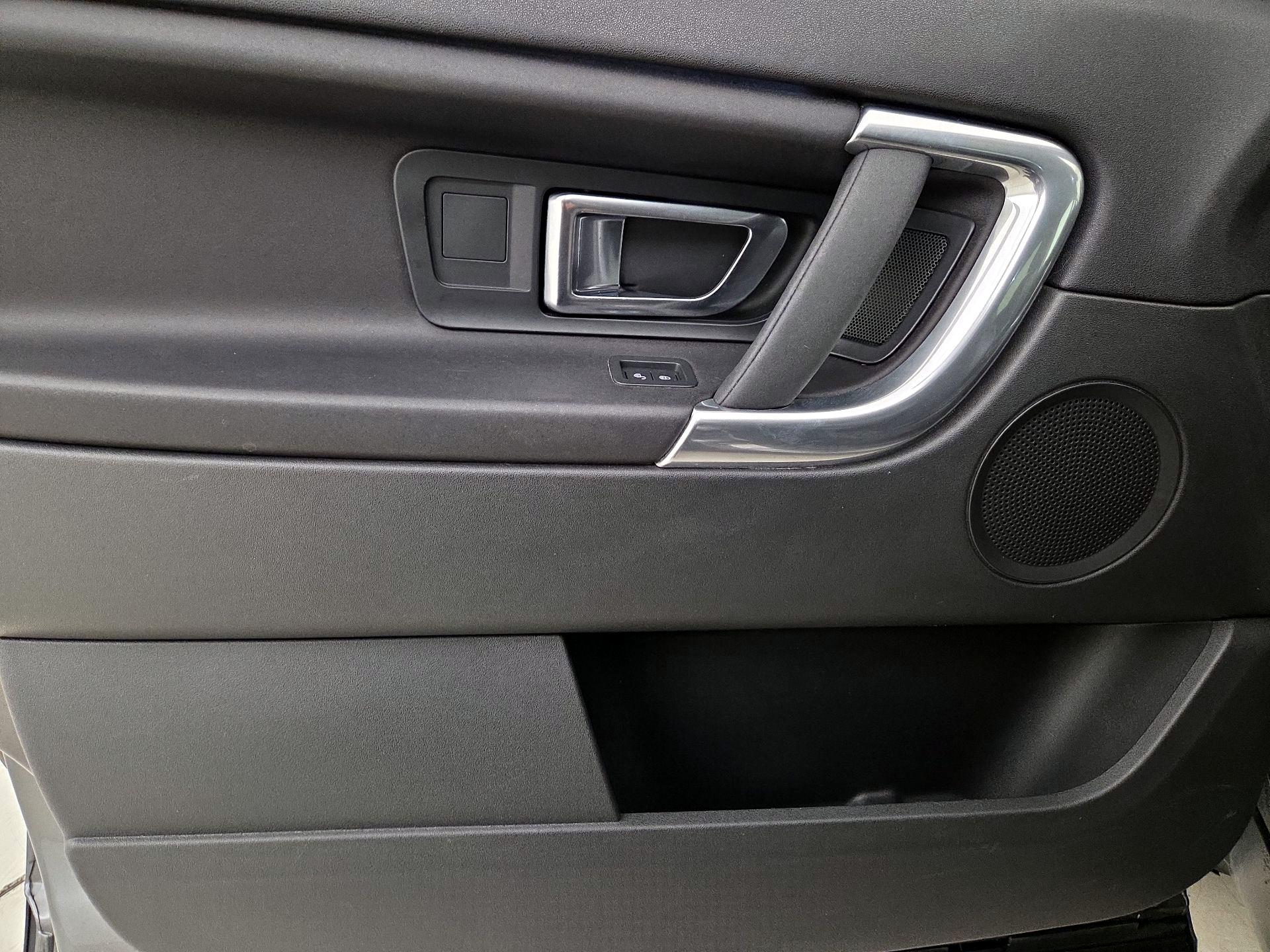 Thumbnail: 2018 Land Rover Discovery Sport - 12