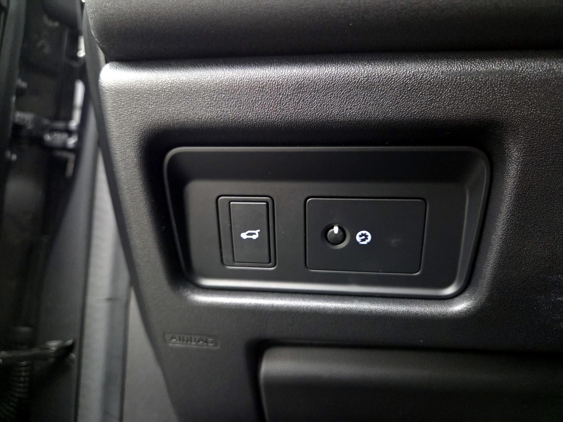 Thumbnail: 2018 Land Rover Discovery Sport - 13