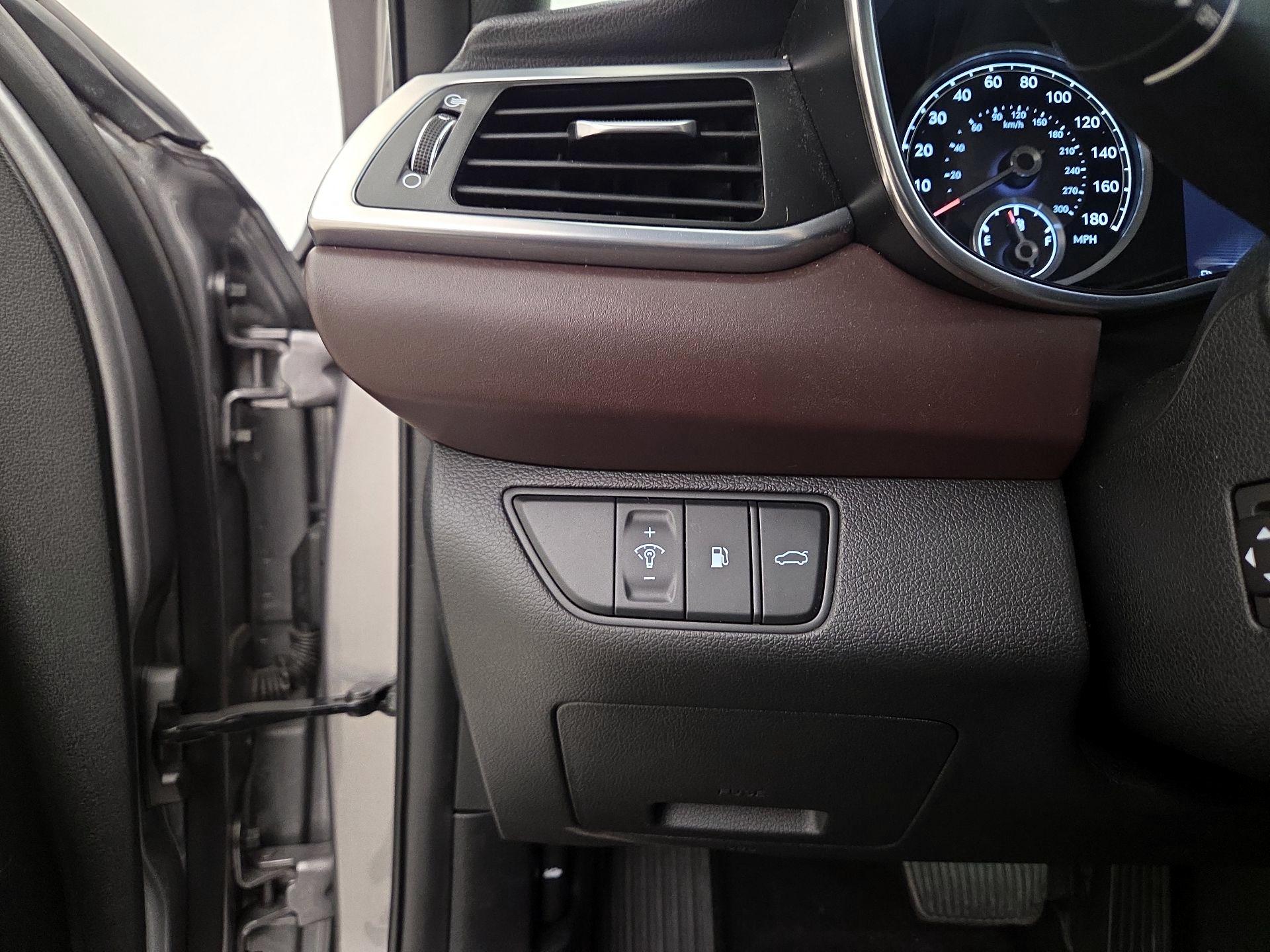 Thumbnail: 2022 Genesis G70 - 13