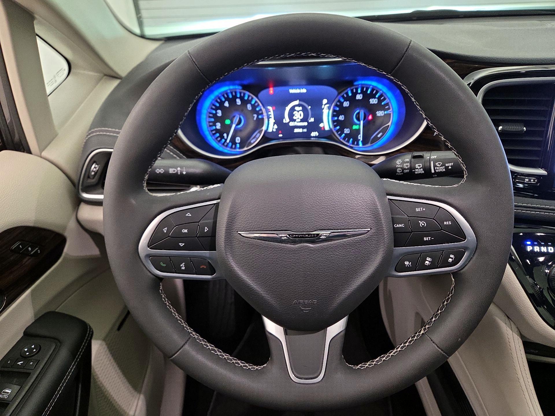 Thumbnail: 2023 Chrysler Pacifica - 10