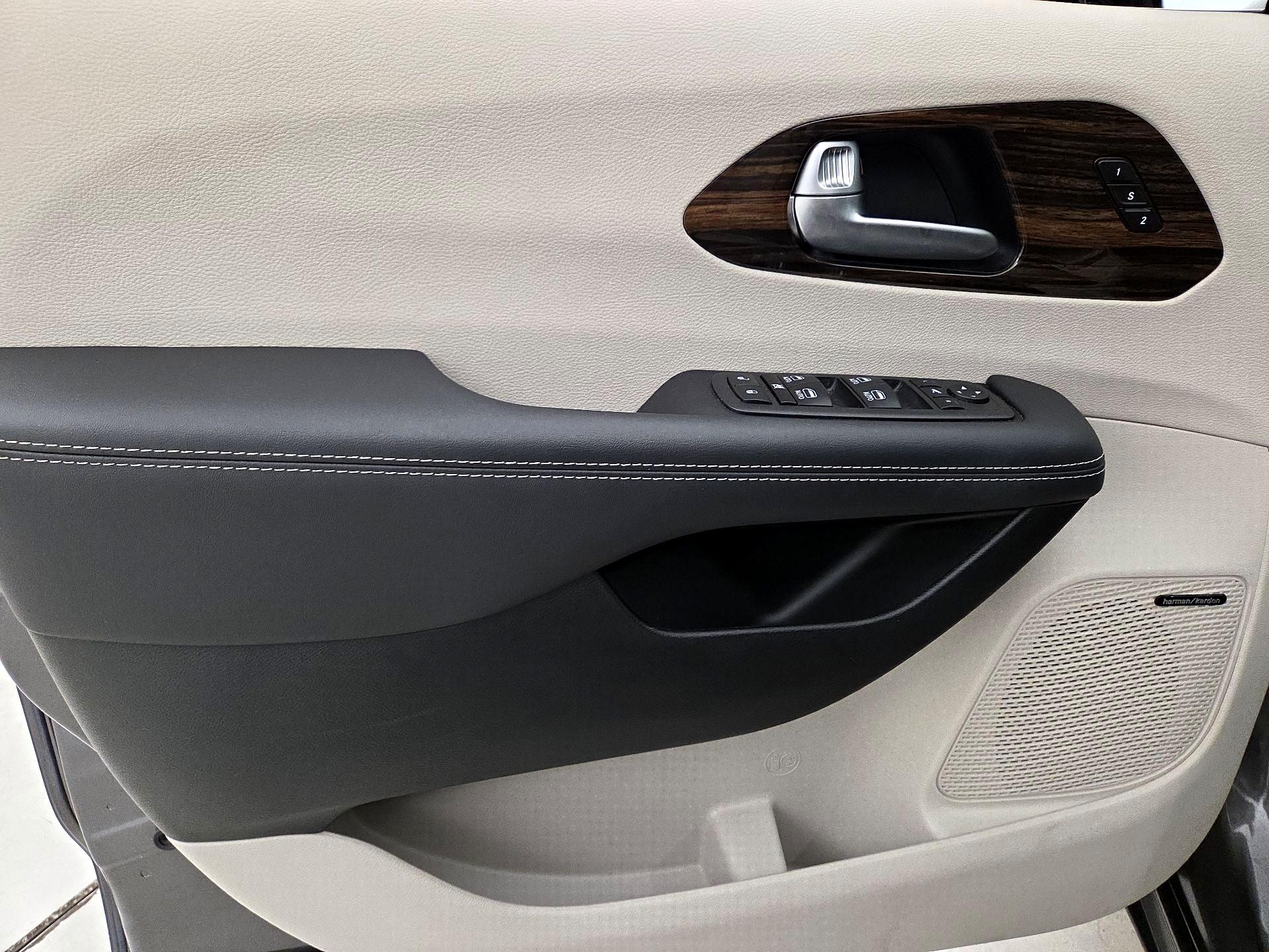 Thumbnail: 2023 Chrysler Pacifica - 12