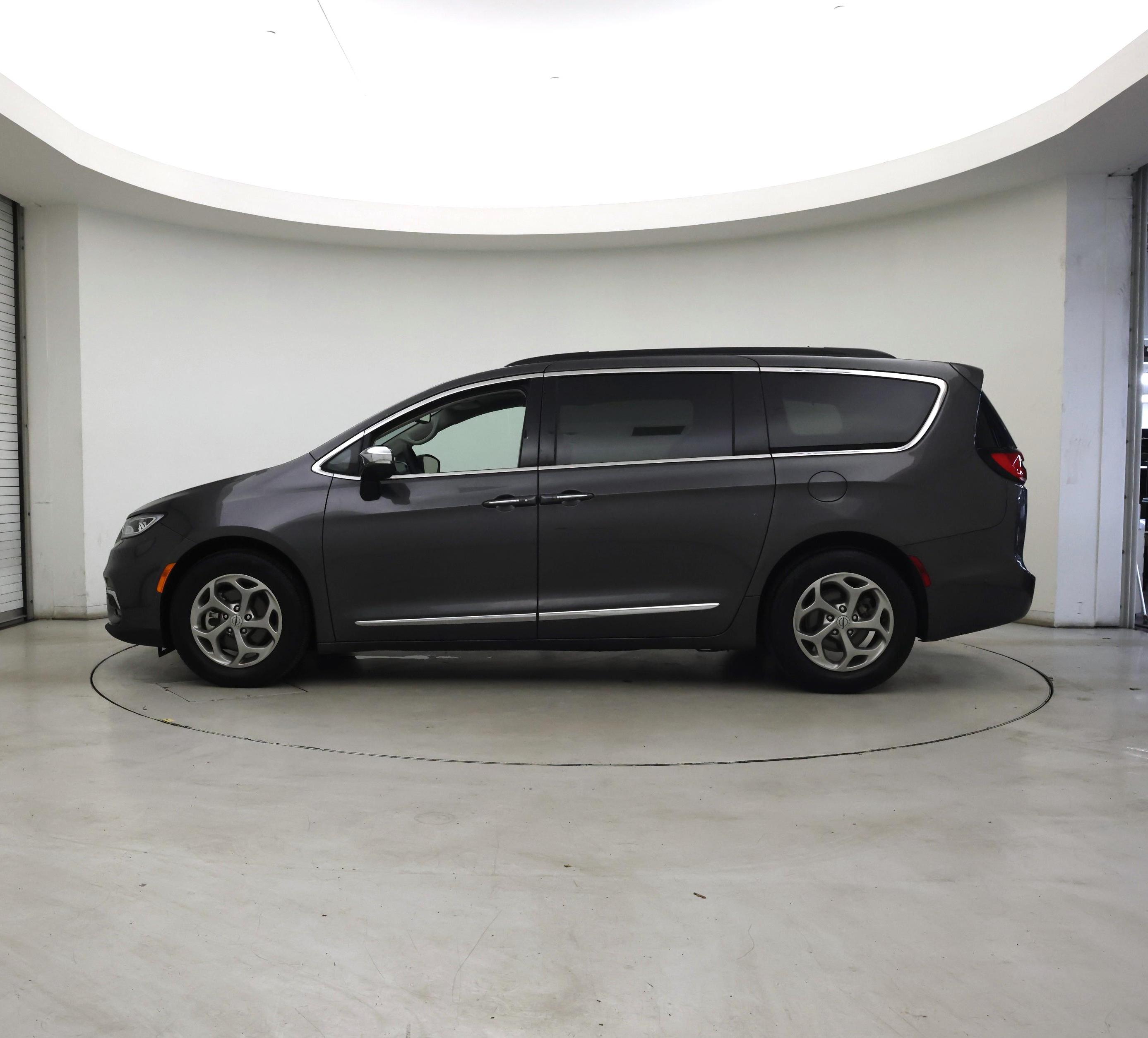 Thumbnail: 2023 Chrysler Pacifica - 3