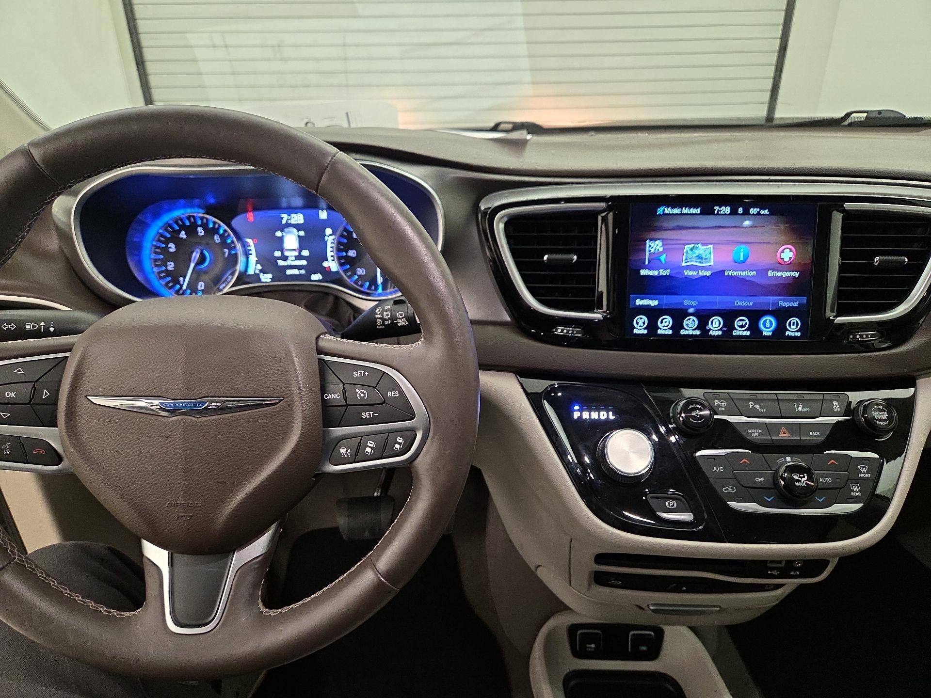 Thumbnail: 2017 Chrysler Pacifica - 9