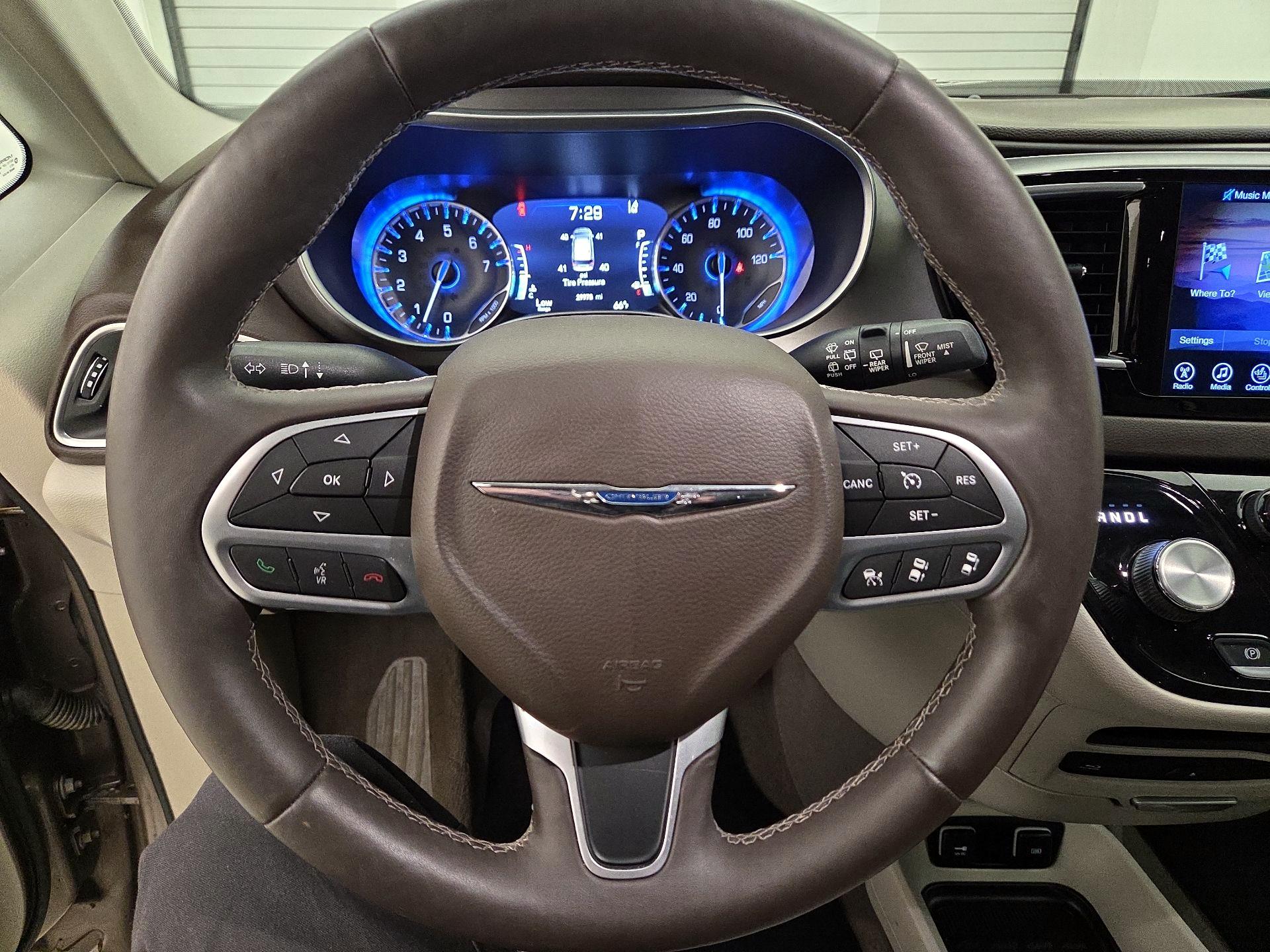 Thumbnail: 2017 Chrysler Pacifica - 10