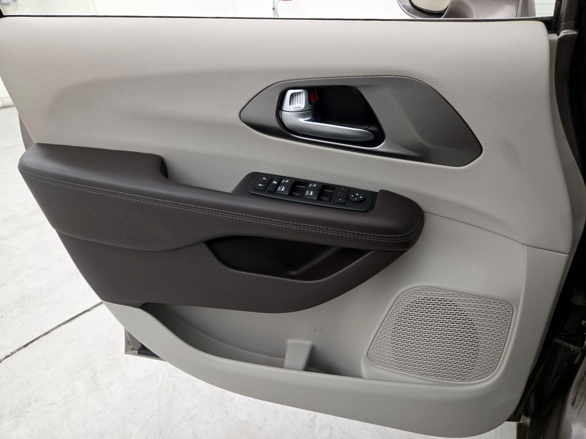 Thumbnail: 2017 Chrysler Pacifica - 12