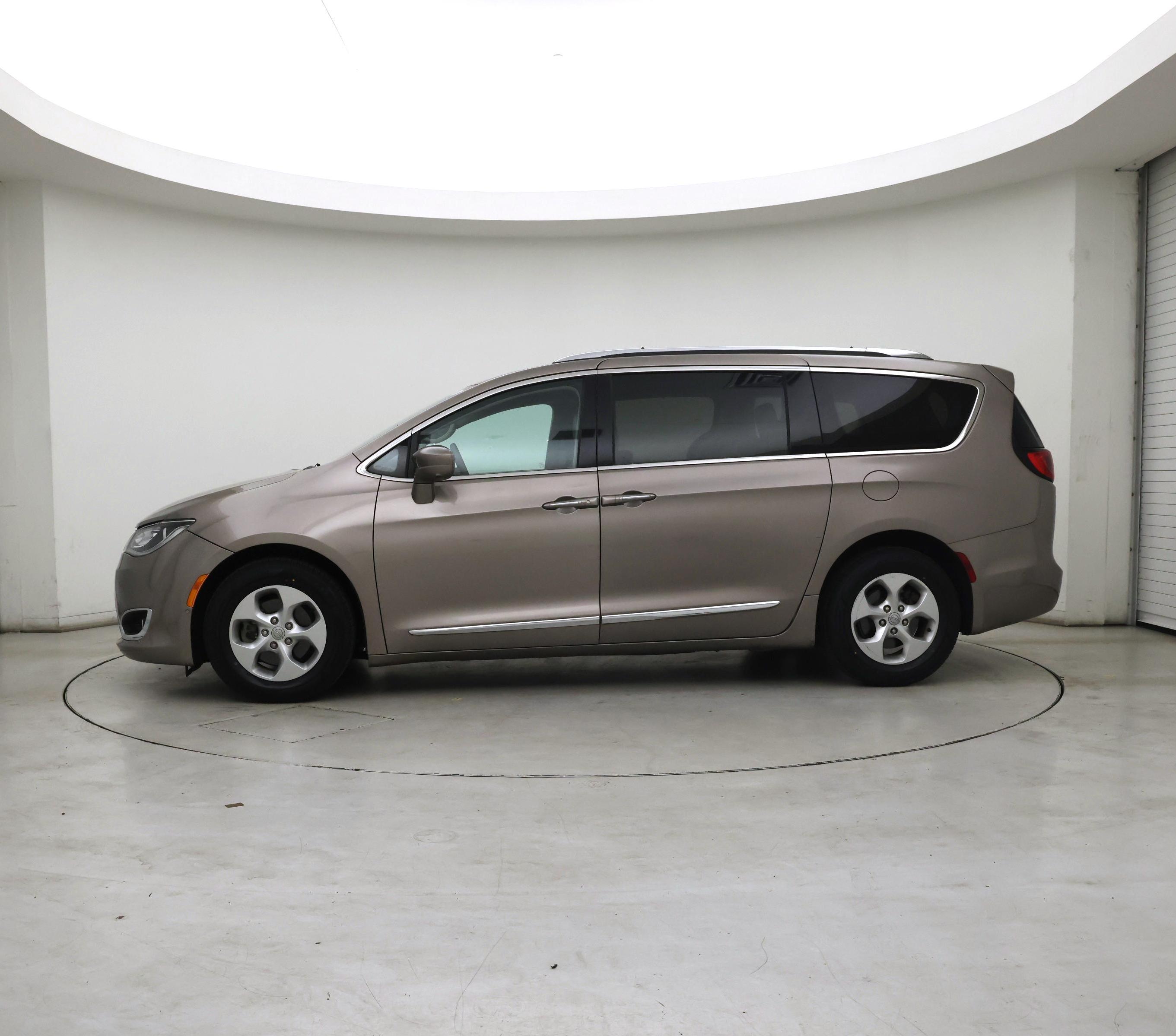 Thumbnail: 2017 Chrysler Pacifica - 3