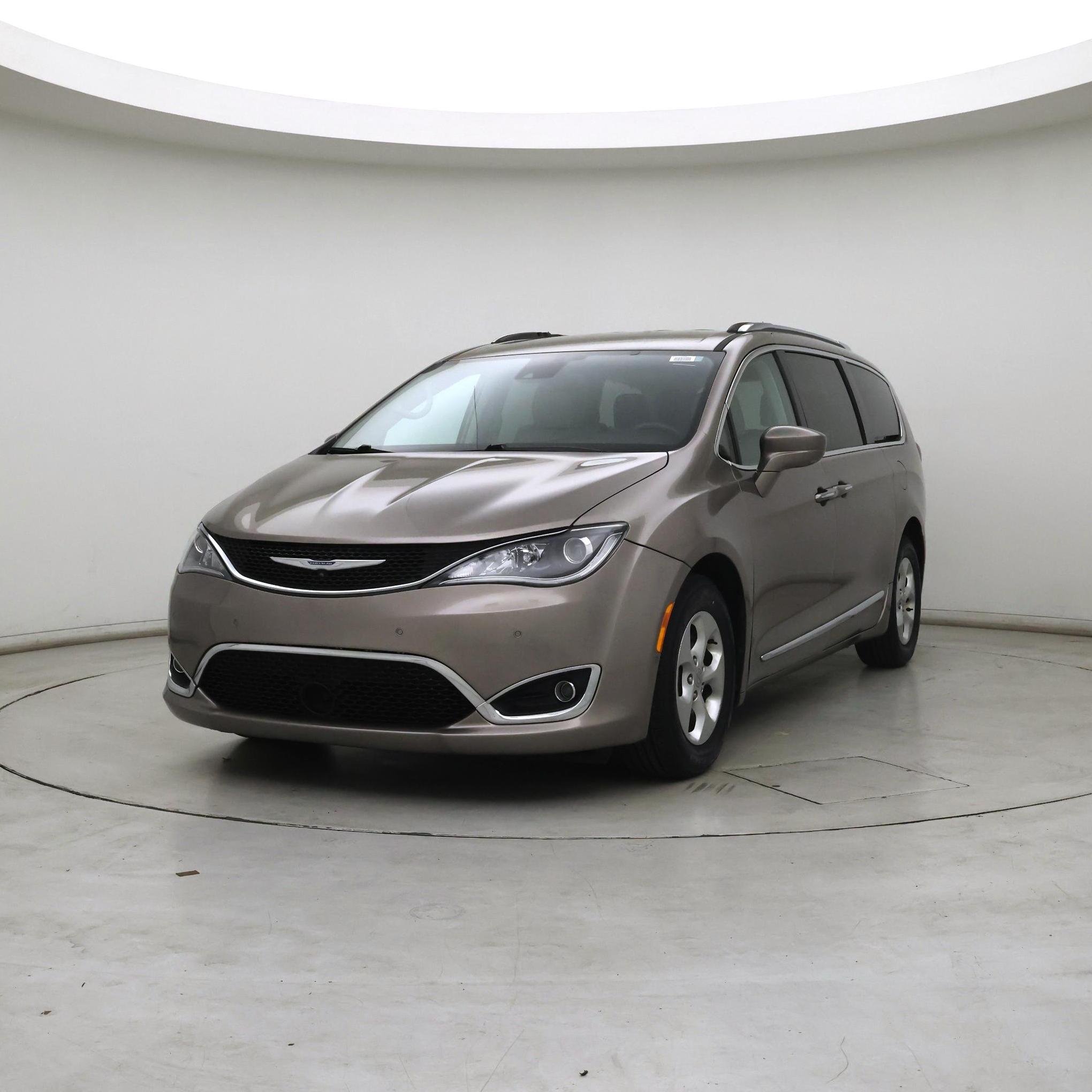 Thumbnail: 2017 Chrysler Pacifica - 4