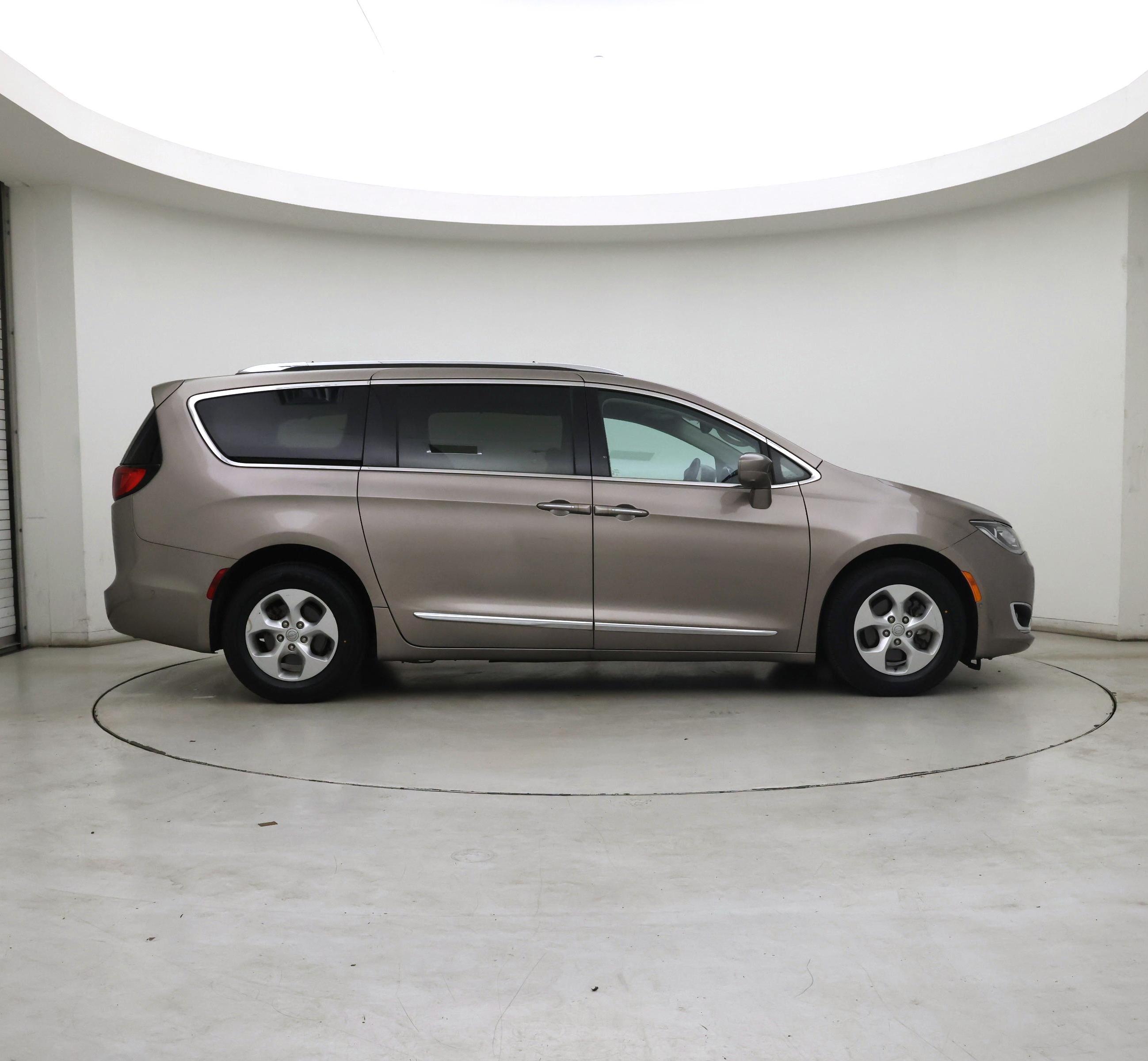 Thumbnail: 2017 Chrysler Pacifica - 7