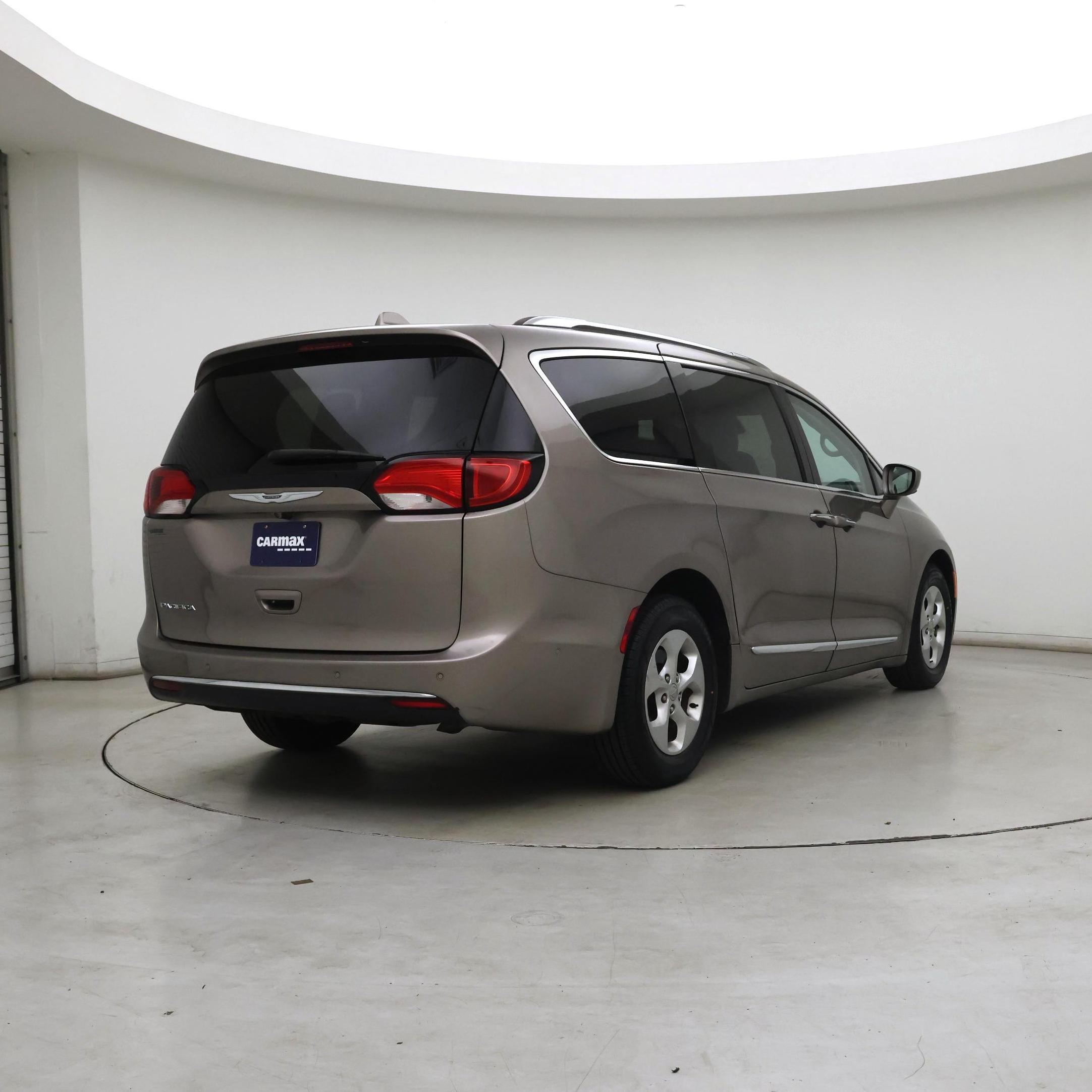 Thumbnail: 2017 Chrysler Pacifica - 8