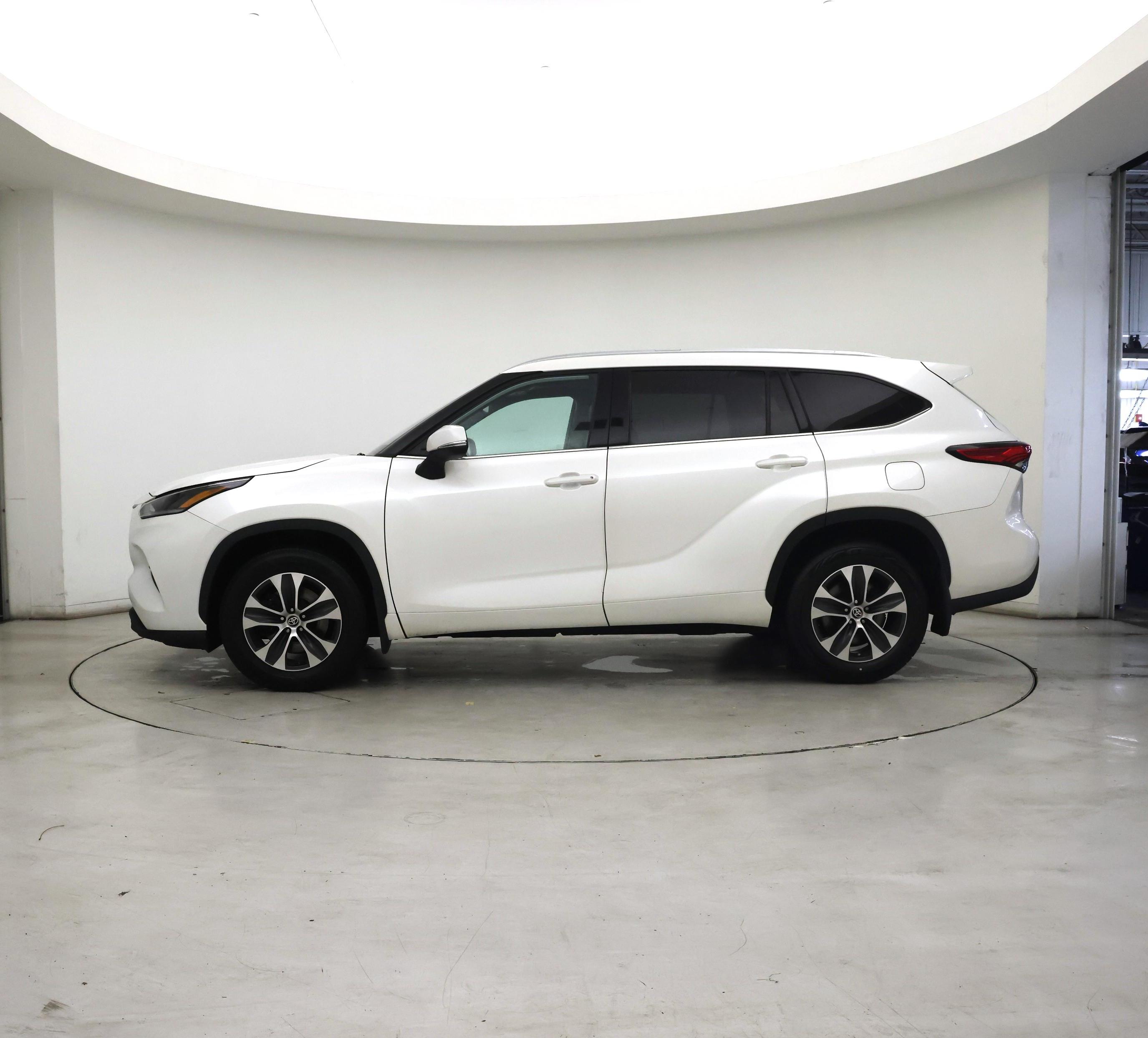 Thumbnail: 2021 Toyota Highlander - 3