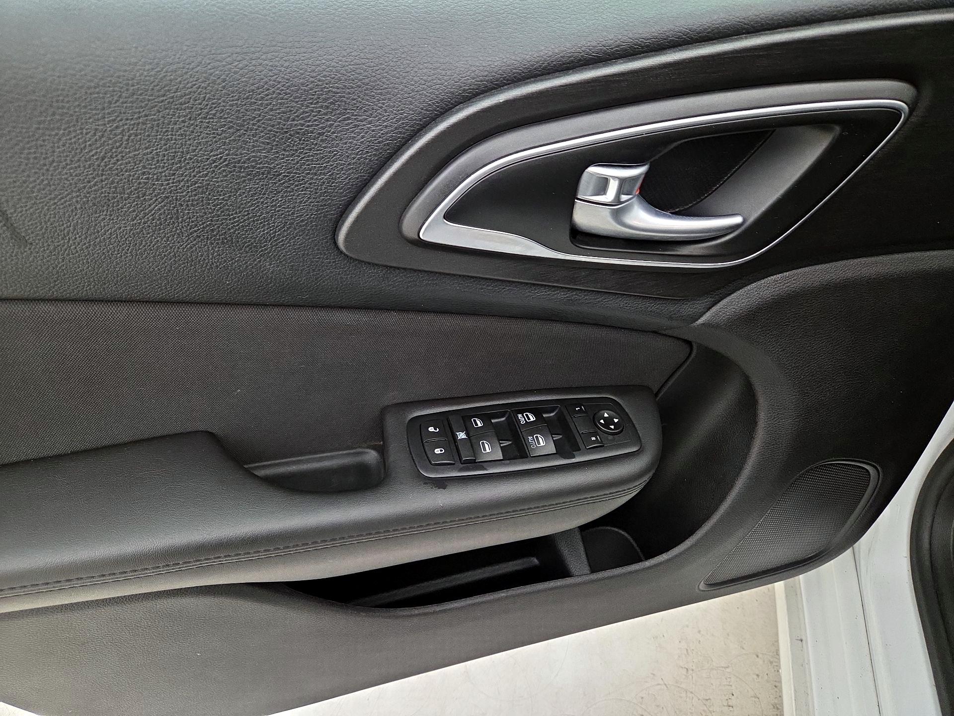 Thumbnail: 2016 Chrysler 200 - 12