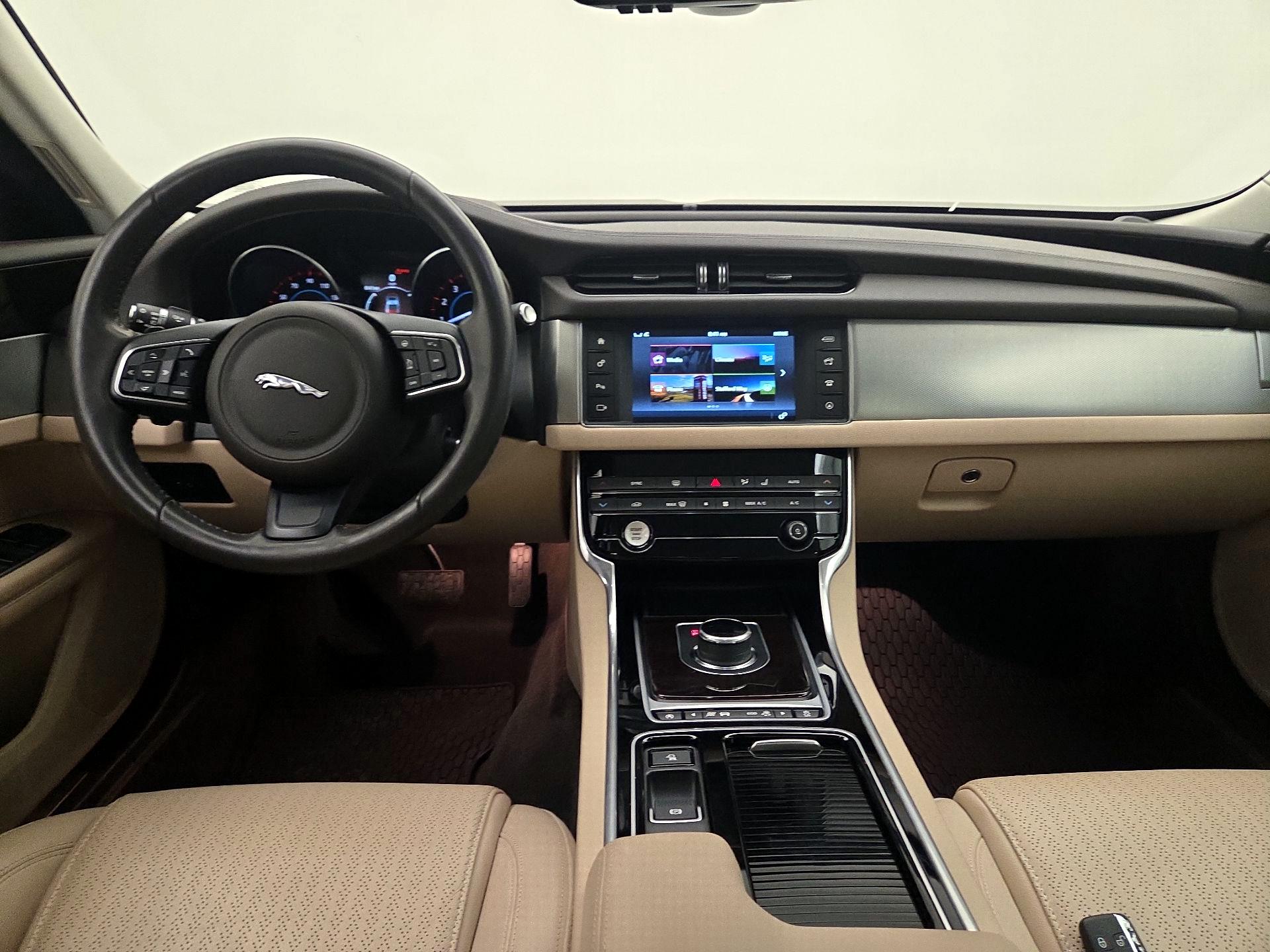 Thumbnail: 2017 Jaguar XF - 9