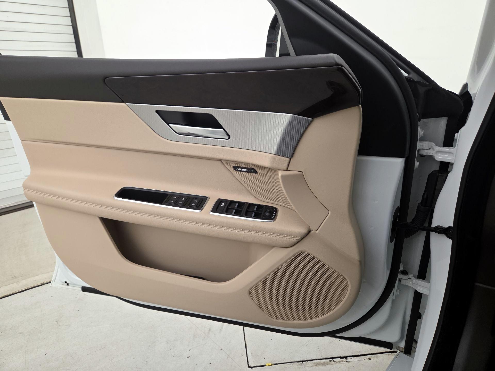 Thumbnail: 2017 Jaguar XF - 12