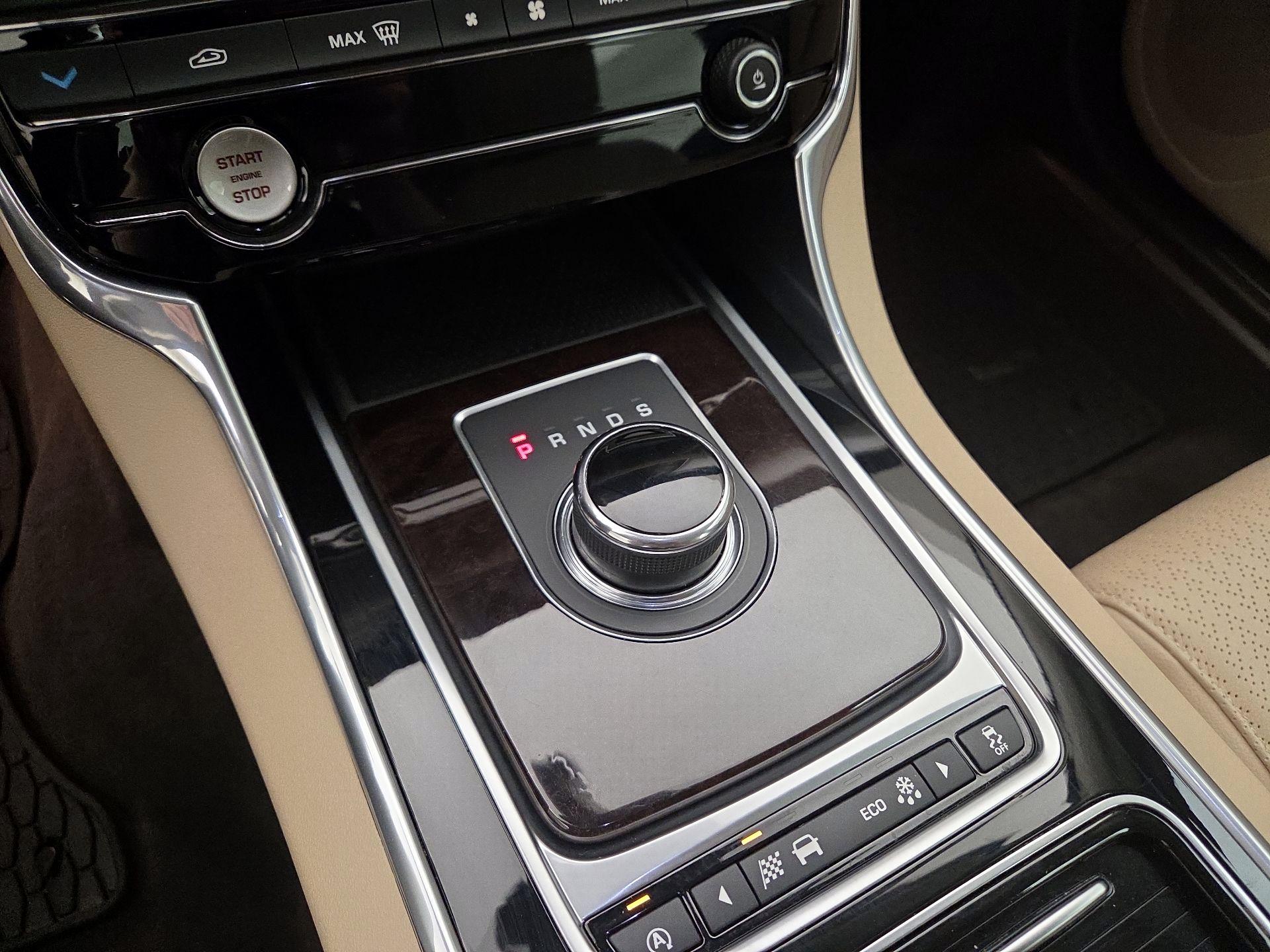 Thumbnail: 2017 Jaguar XF - 17