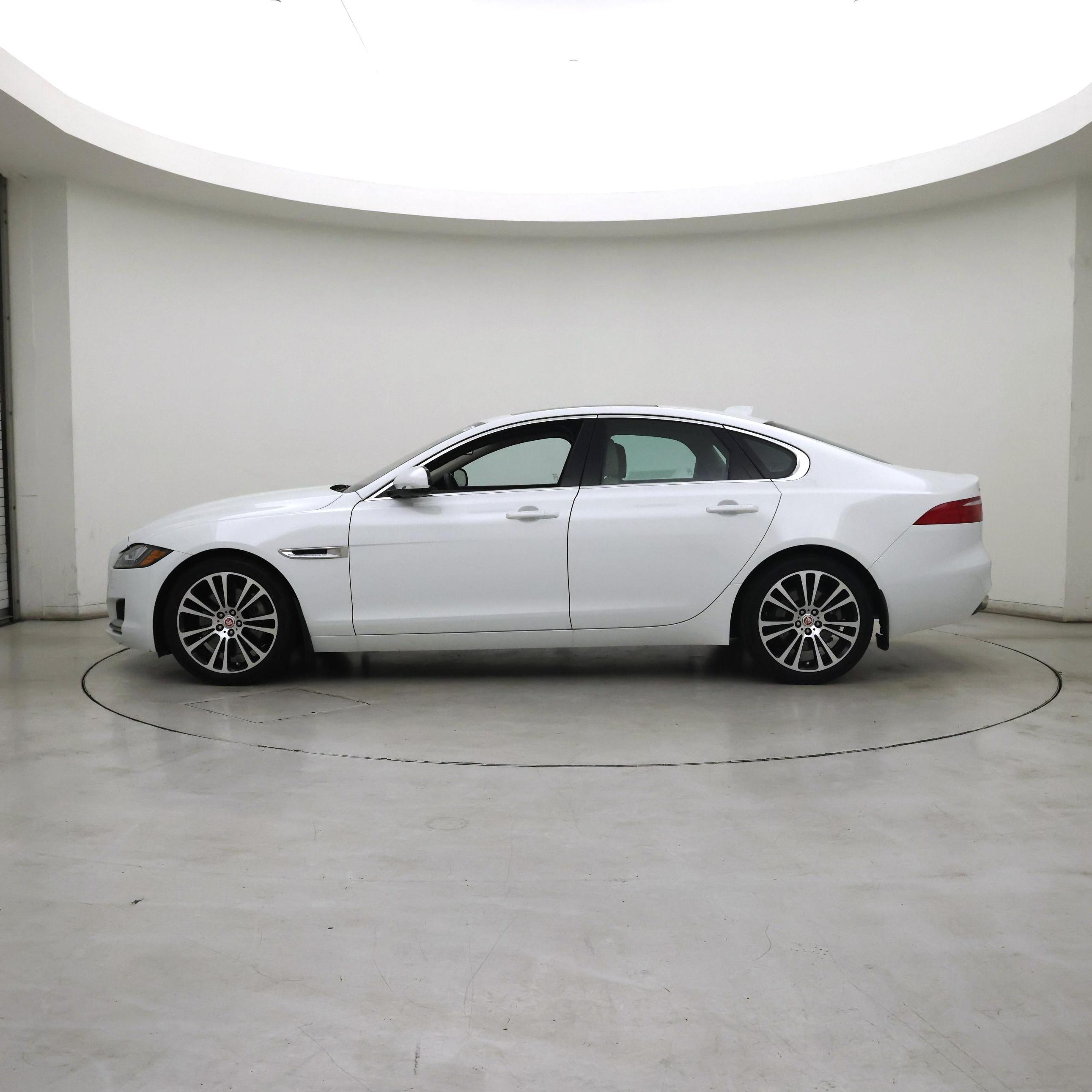 Thumbnail: 2017 Jaguar XF - 3
