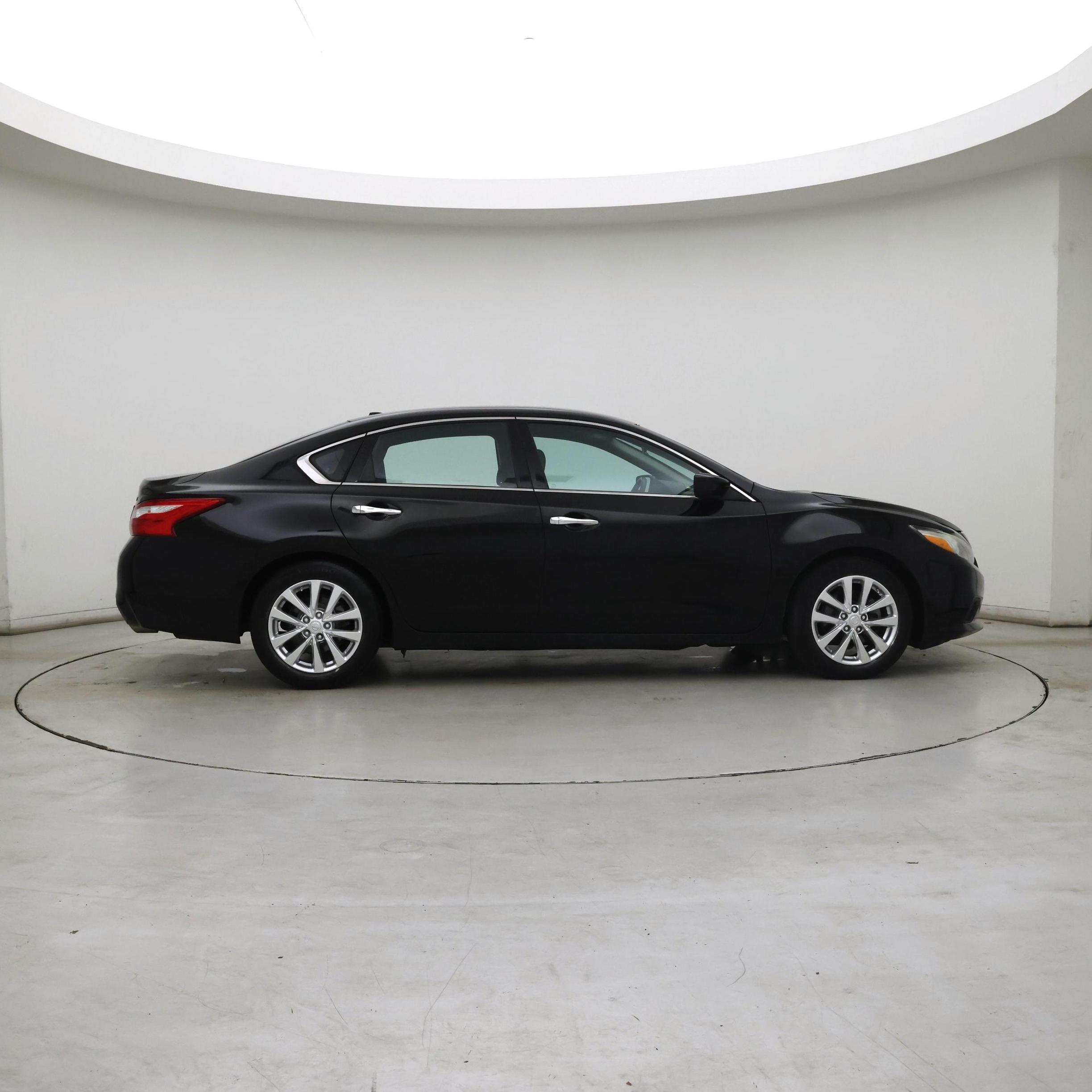 Thumbnail: 2017 Nissan Altima - 7