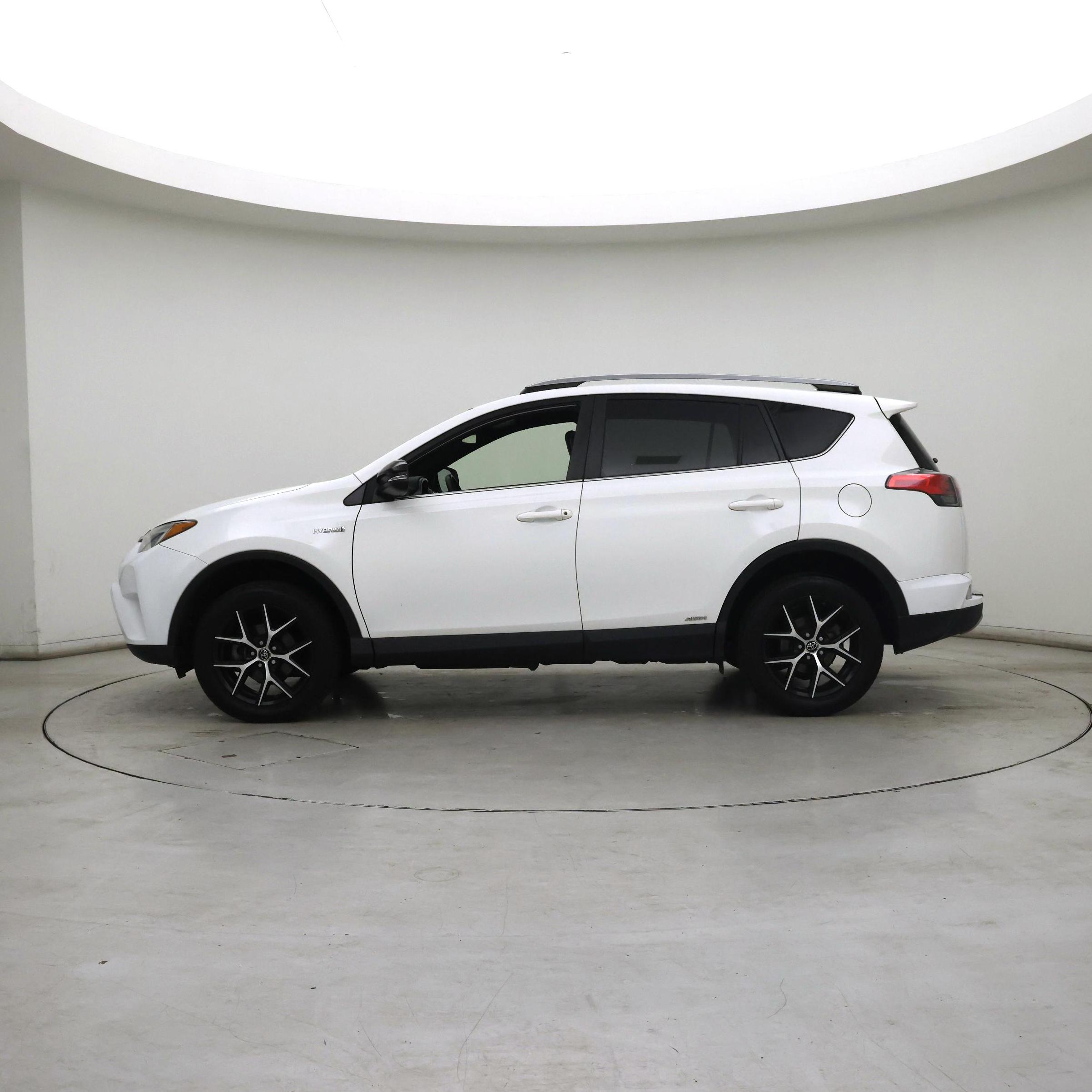 Thumbnail: 2018 Toyota RAV4 - 3
