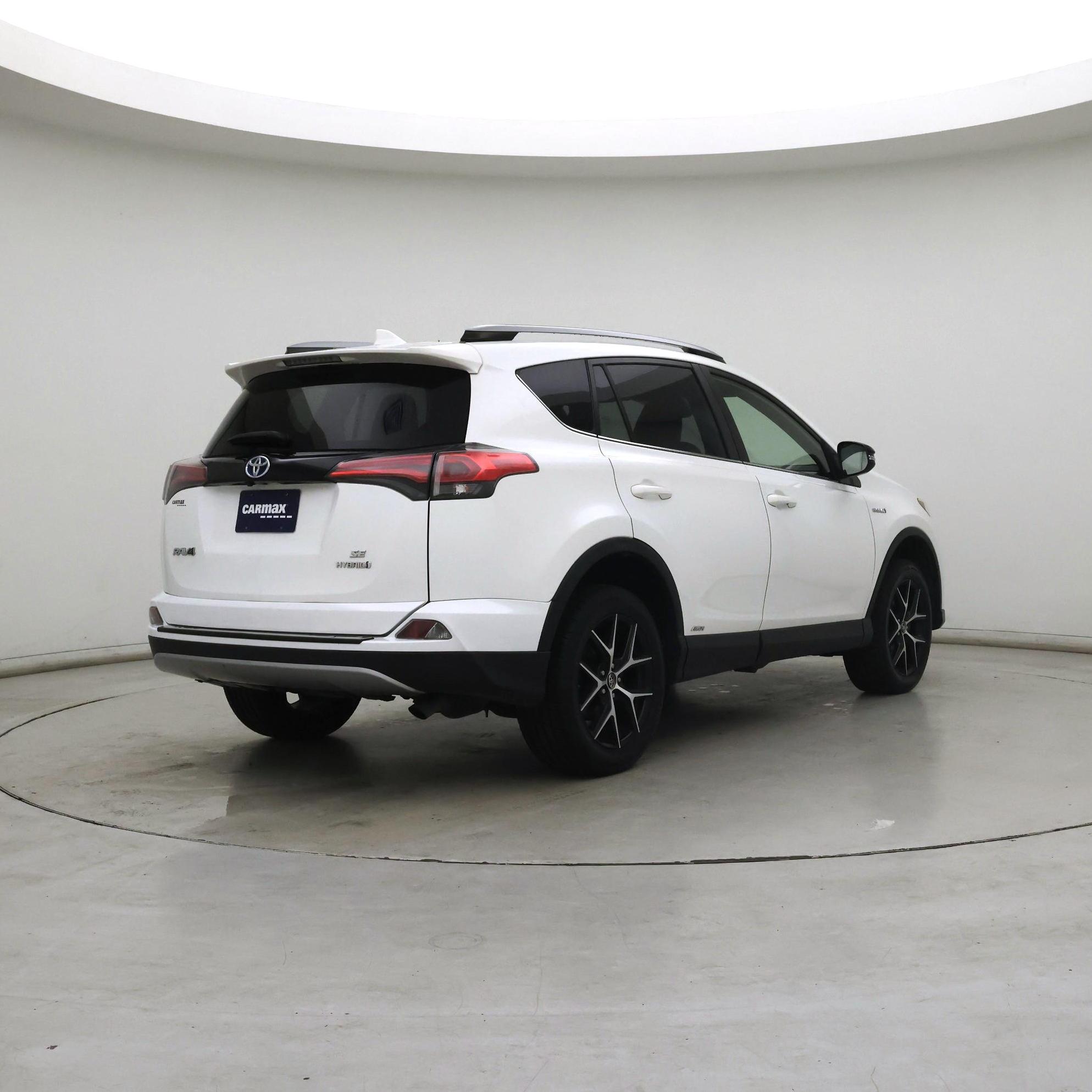 Thumbnail: 2018 Toyota RAV4 - 8