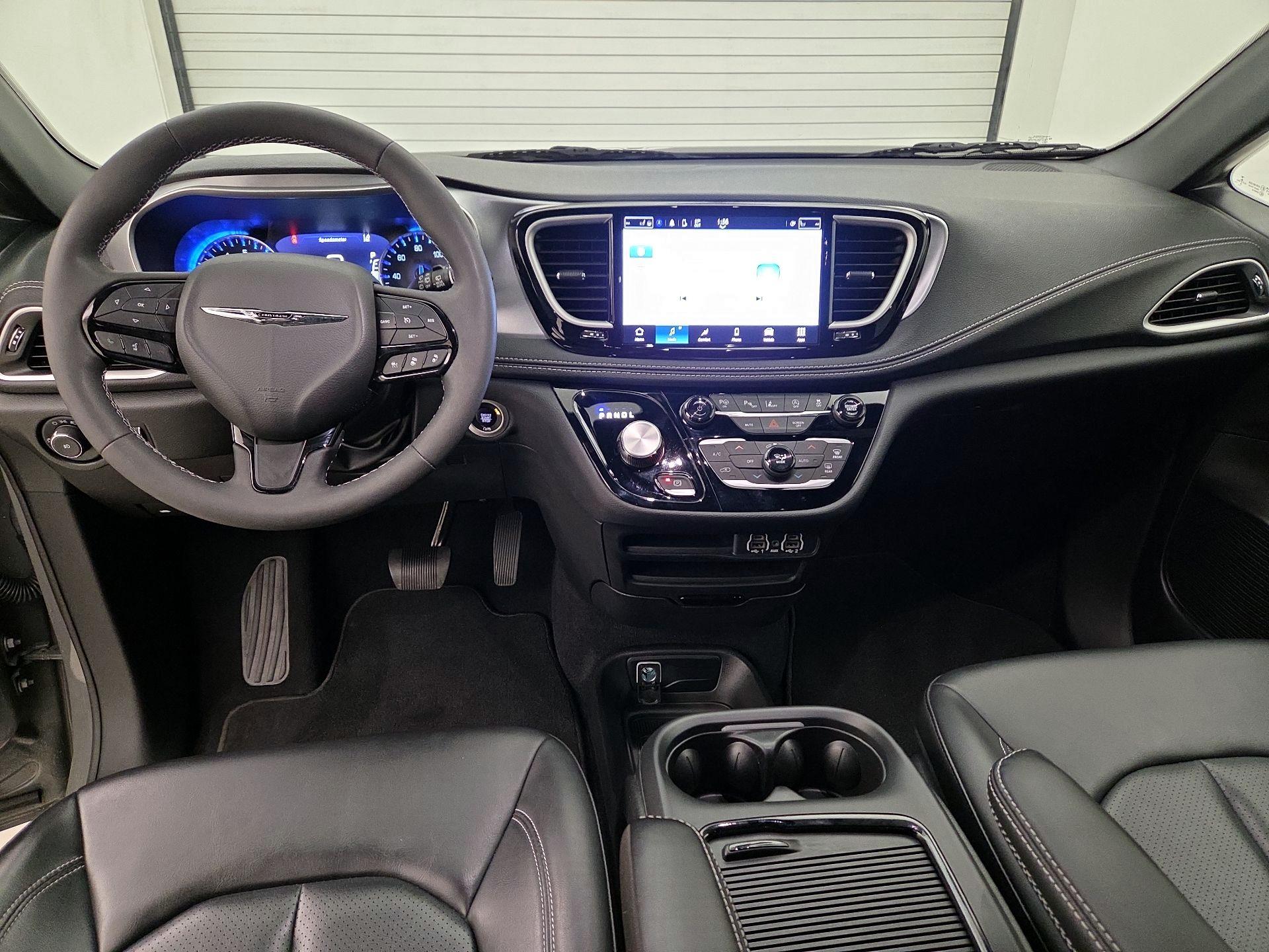 Thumbnail: 2023 Chrysler Pacifica - 9