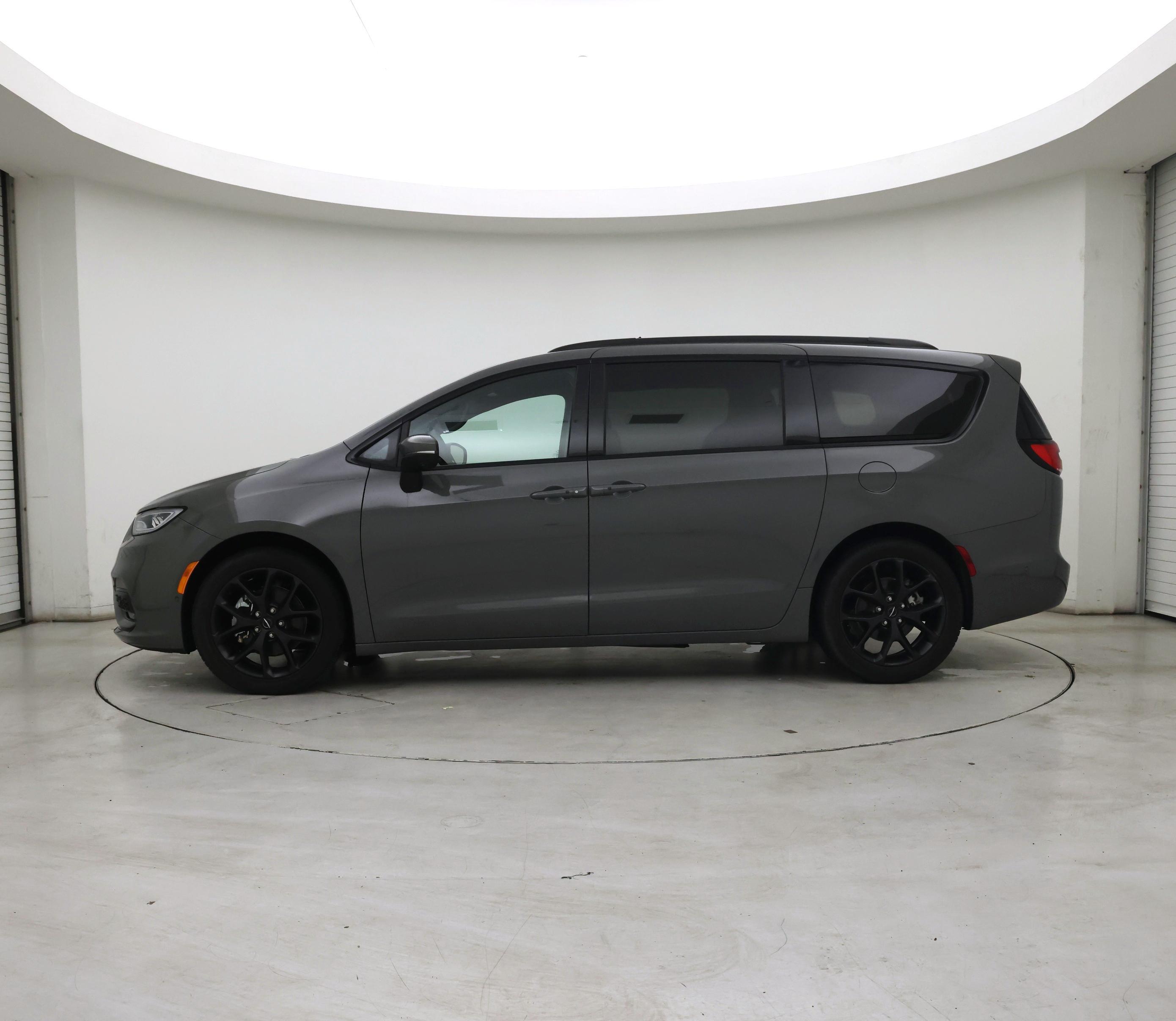 Thumbnail: 2023 Chrysler Pacifica - 3