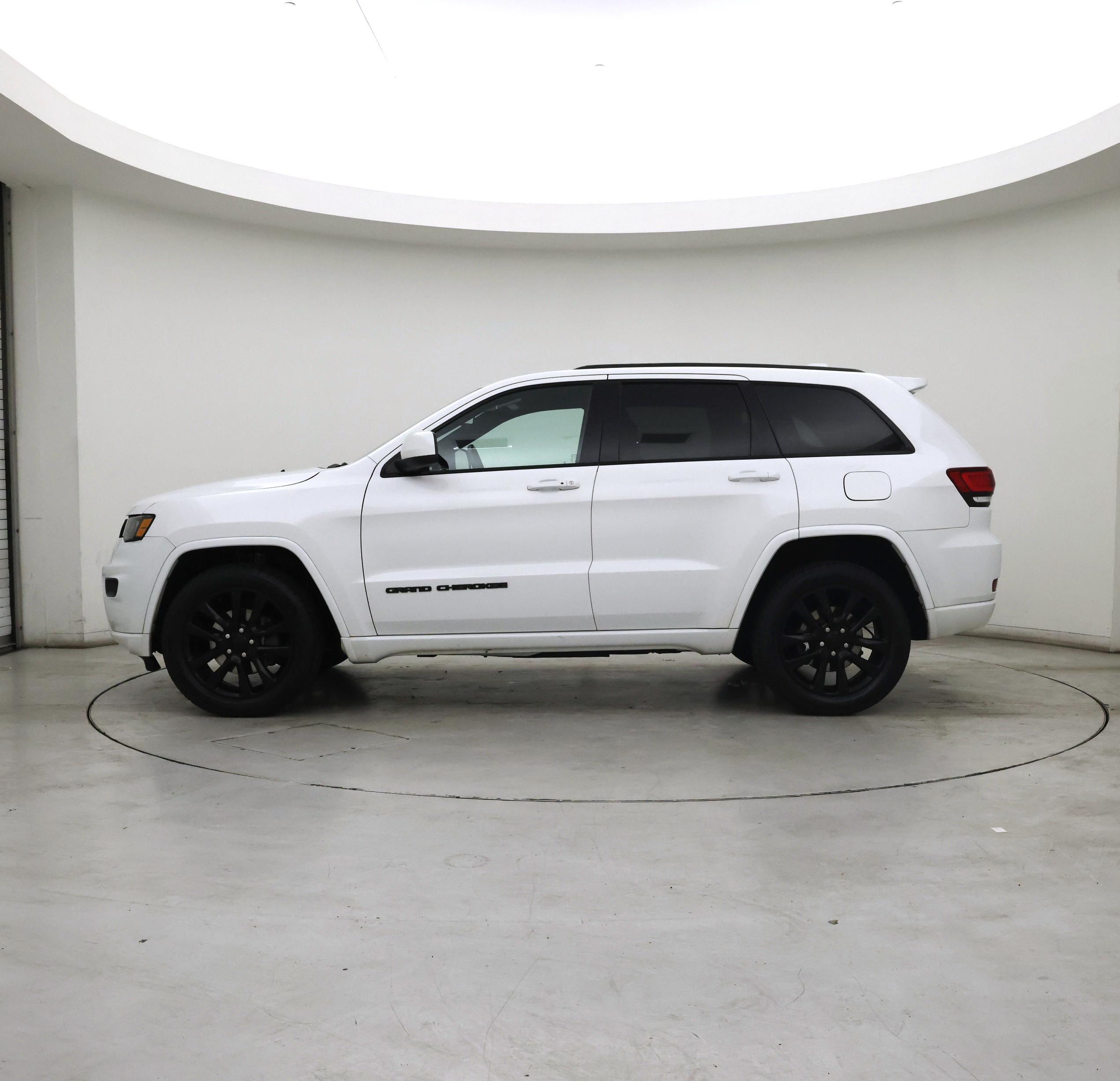 Thumbnail: 2018 Jeep Grand Cherokee - 3