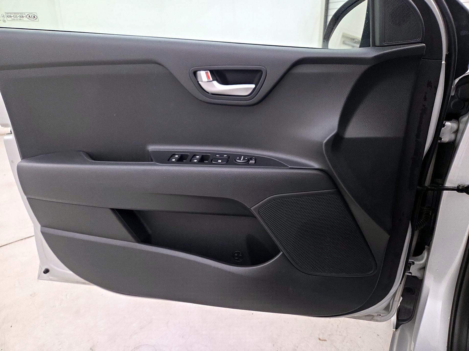 Thumbnail: 2021 Kia Rio - 12