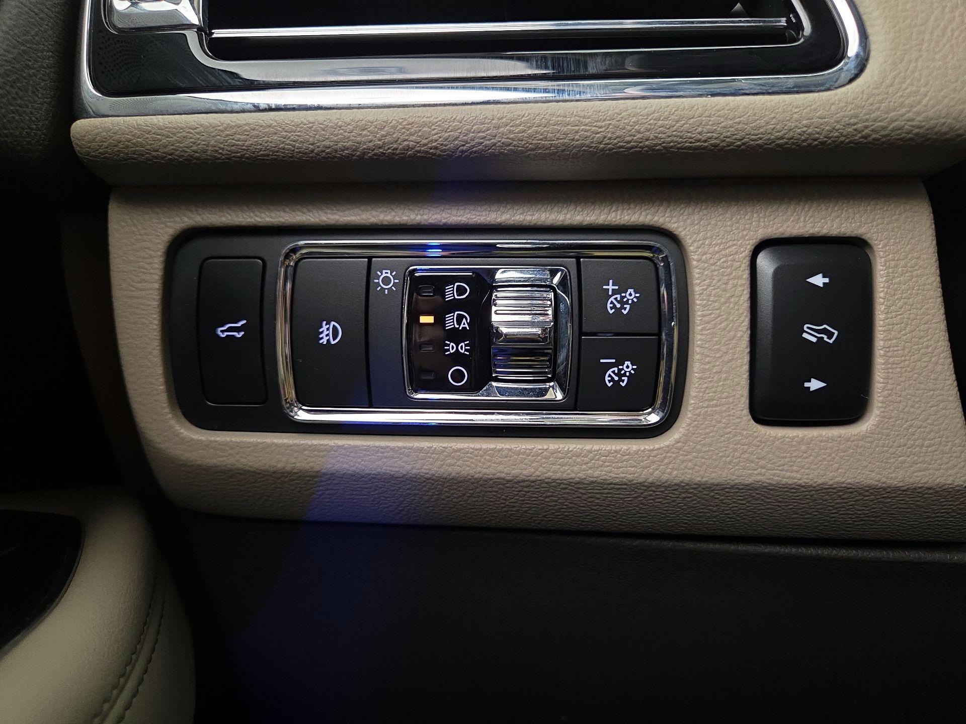 Thumbnail: 2022 Lincoln Navigator L - 13