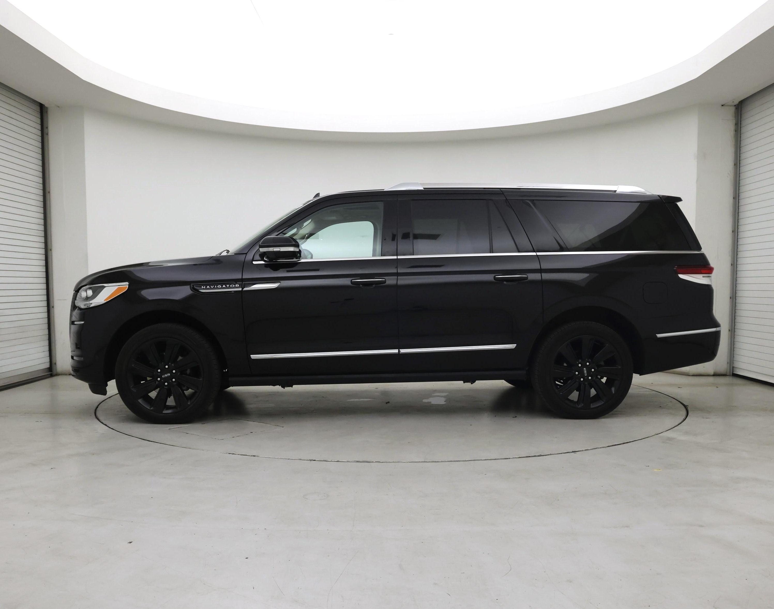 Thumbnail: 2022 Lincoln Navigator L - 3