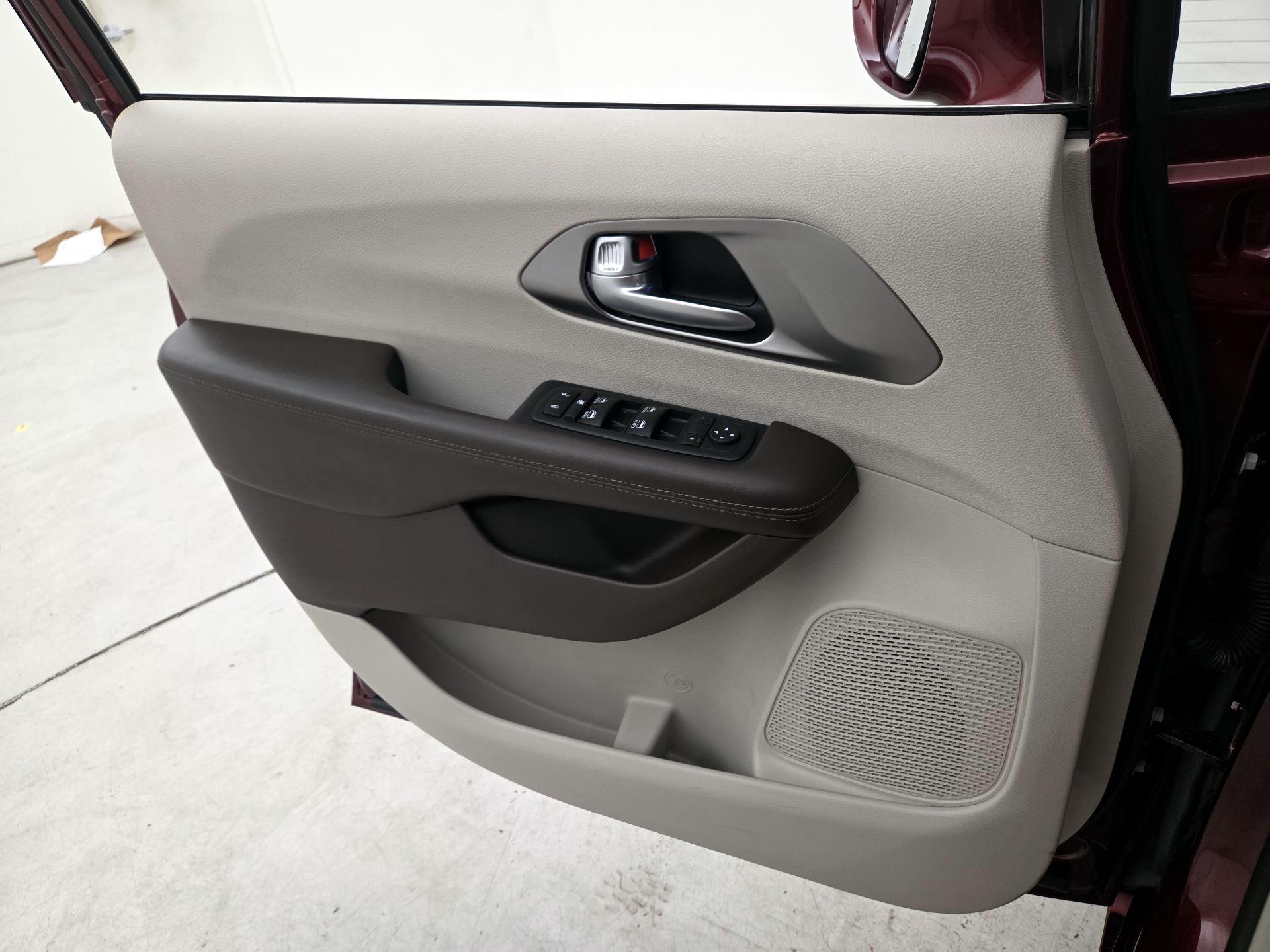 Thumbnail: 2017 Chrysler Pacifica - 12