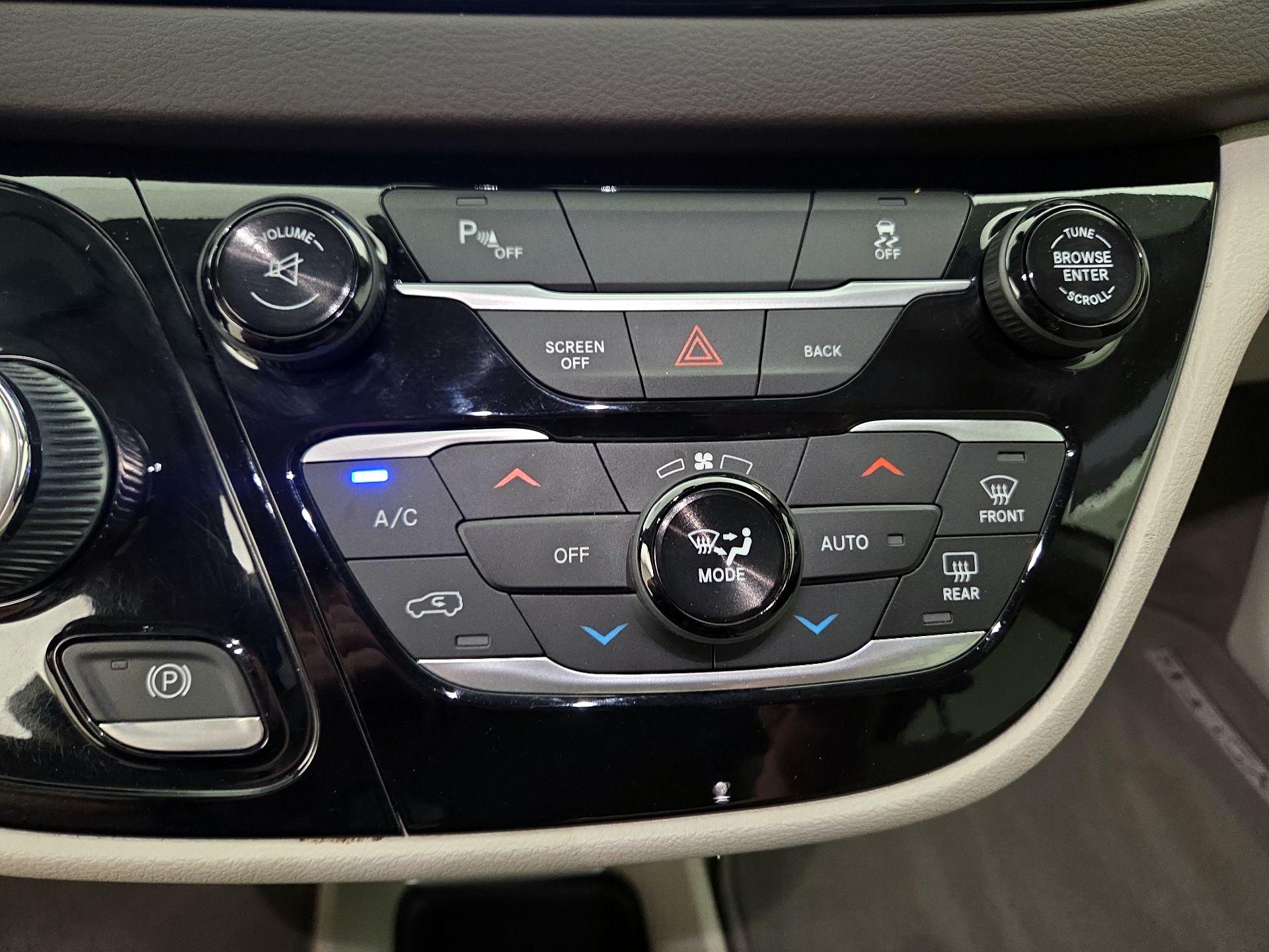 Thumbnail: 2017 Chrysler Pacifica - 15